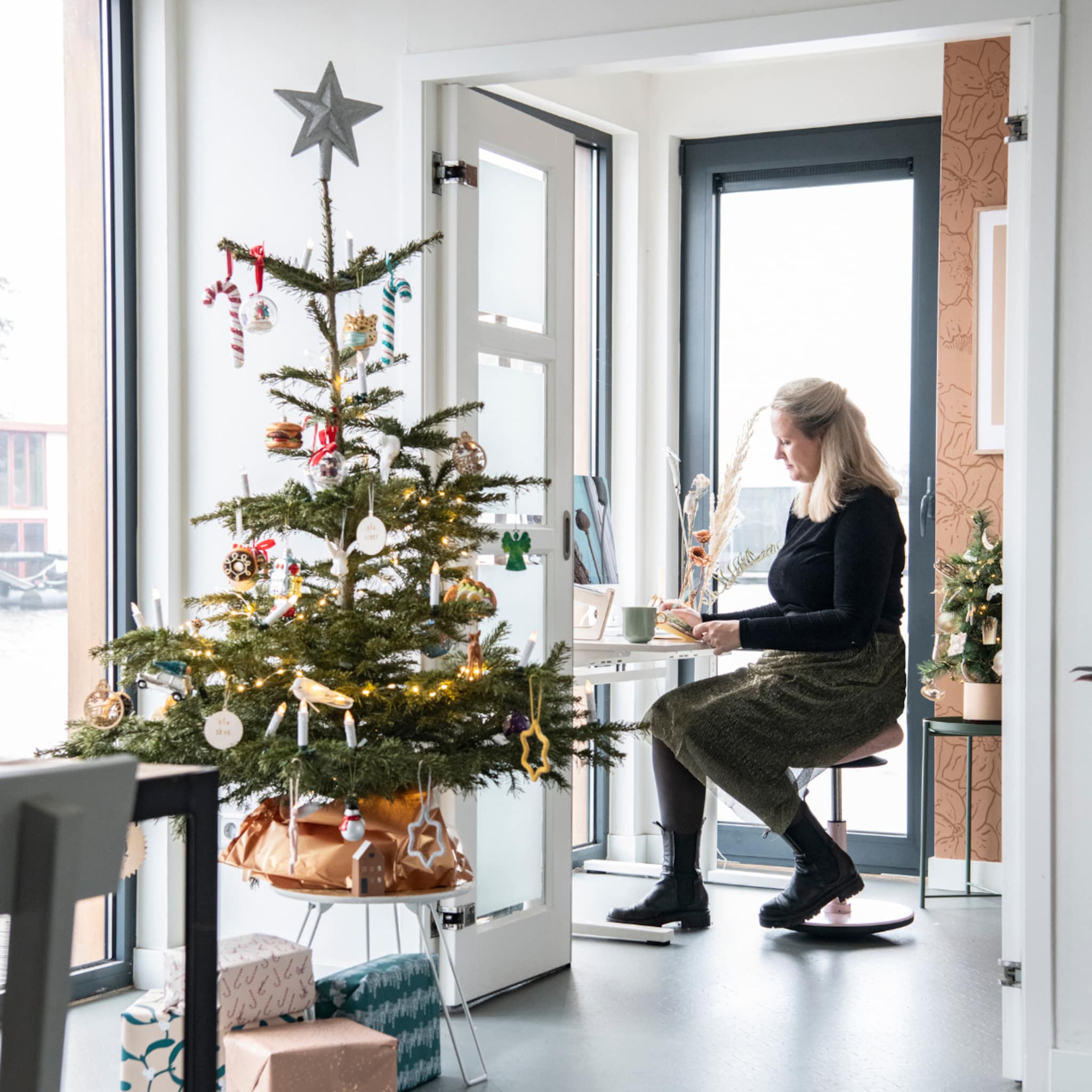 woonboot in amsterdam in kerstsferen