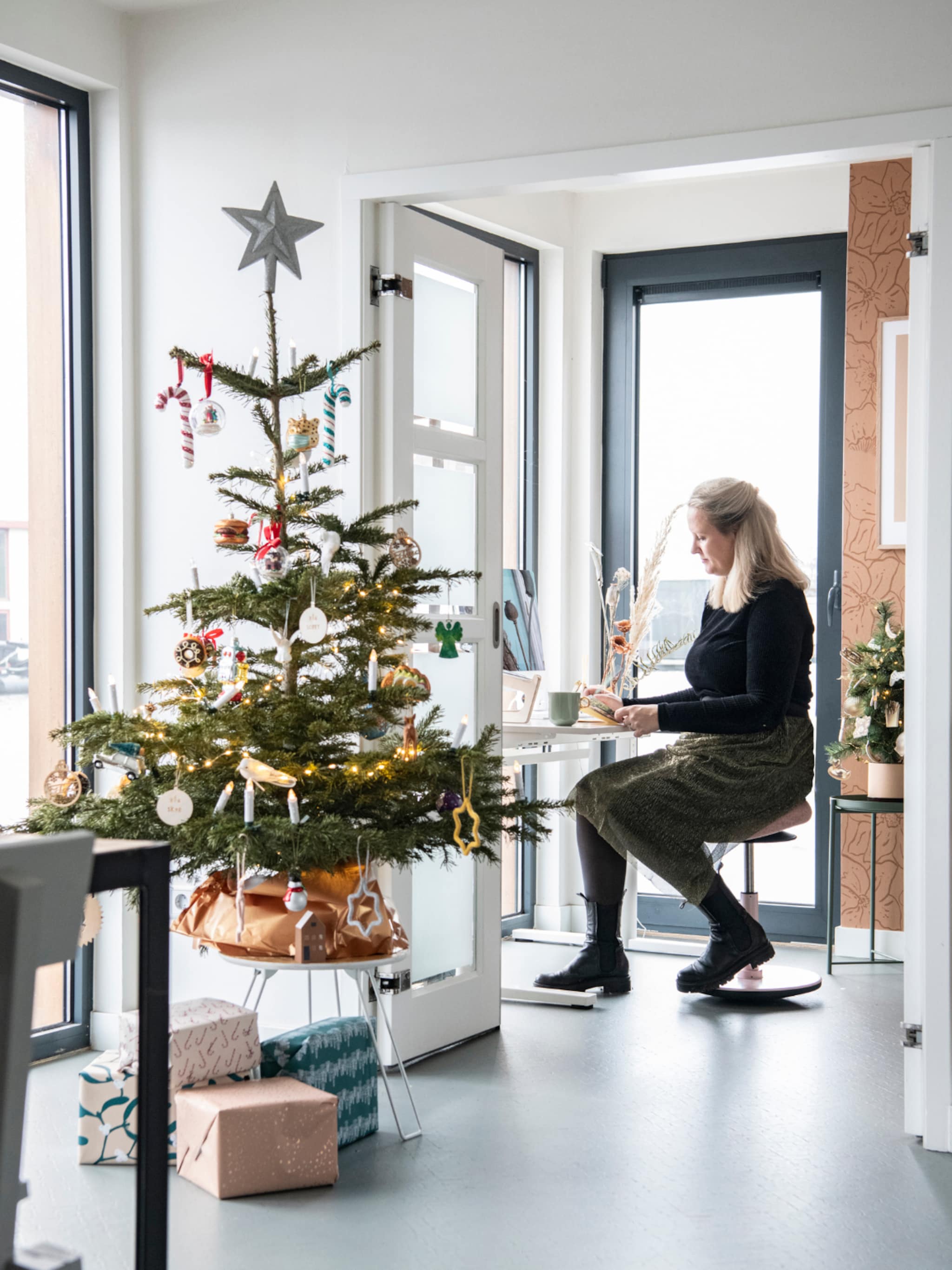 woonboot in amsterdam in kerstsferen