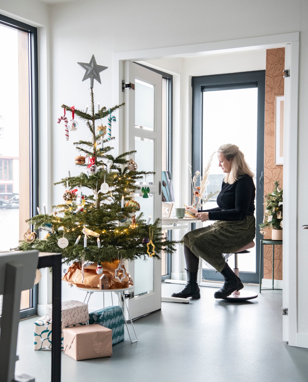 Kerstboom op standaard Kerstboombox. Kruk LavaBird. Behang Roomblush. Bijzettafel Ikea. Bureau herkomst onbekend. vtwonen 12-2021 | productie Insidehomepage | styling Laura Gommans | fotografie Louis Lemaire