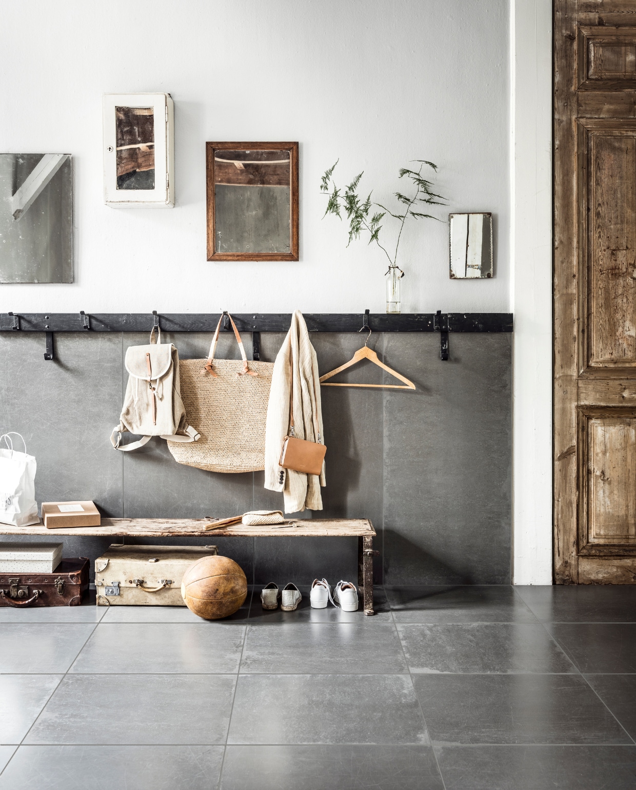Basic Beton in kleur Zinc, per emmer van 7 kg voor 7 à 8 m² € 274,-M.M.V. DE WELDAAD (Bank, WANDKASTje MET SPIEGEL, FLES), SIX AND SONS (SPIEGEL MET HOUTEN LIJST, SCHOENEN), BRECHTJE OLSTHOORN (KLEINE SPIEGEL), COMBITEX (KAPSTOK), BURBRI ANTIEK (WITTE KOFFER, LEREN BAL, OUDE DEUR), RESTORED (RUGZAK, BRUIN LEREN TASJE), MAISOnNL (RIETEN TAS MET LEREN ACCENTEN, ZONNEBRILHOUDER) L’ETOILE (WITTE BOX MET ZWARTE STIPJES). OPDE WAND vtwonEn MUURVERF IN KLEUR LEAD. vtwonen 10-2017 | styling Danielle Verheul | fotografie Sjoerd Eickmans
