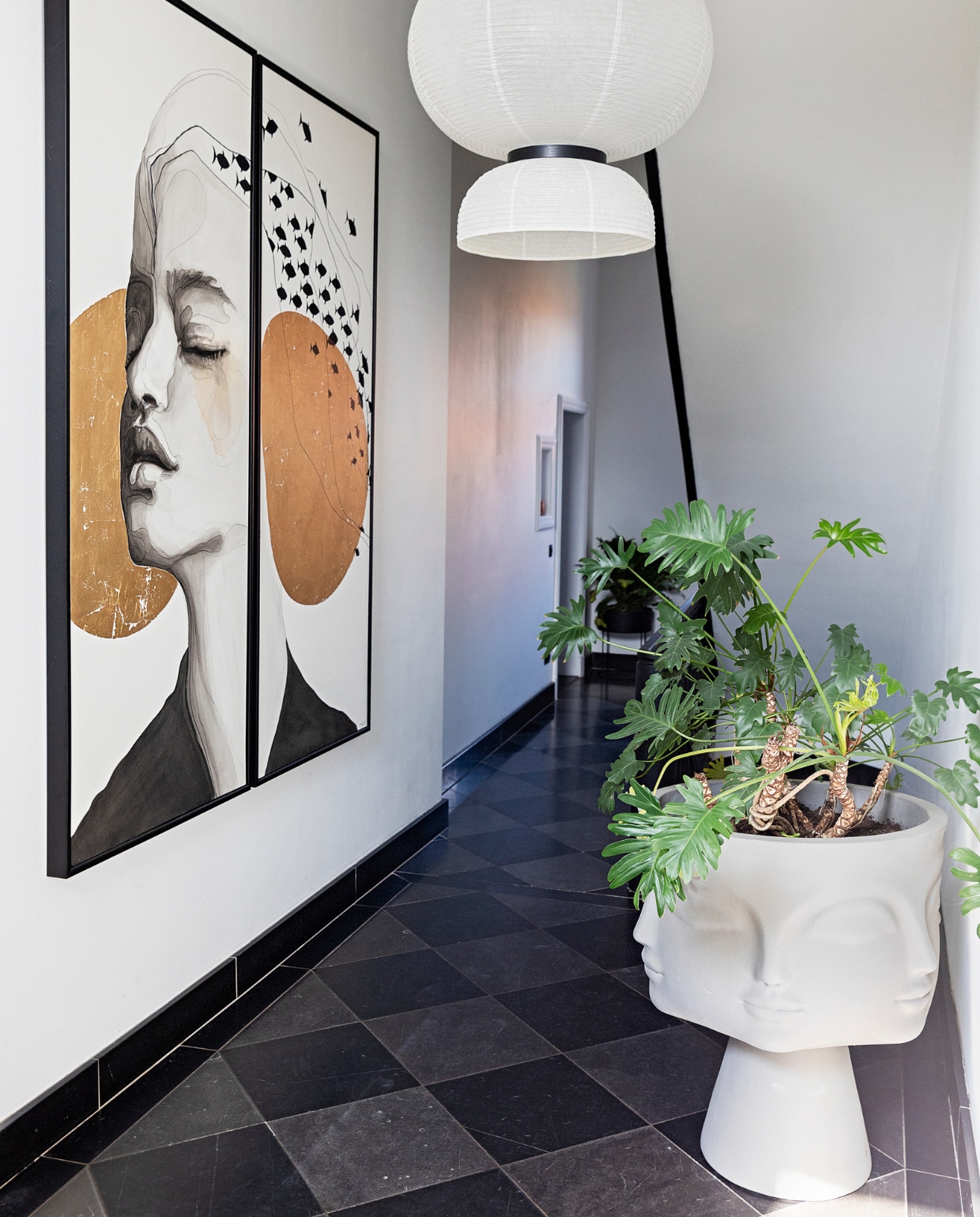 Plantenpot/bijzettafel van Jonathan Adler via Vorspaget. Schilderijen Chris Luka. Lamp &Tradition. vtwonen 11-2021 | styling Ilona Jongepier | fotografie Dana van Leeuwen