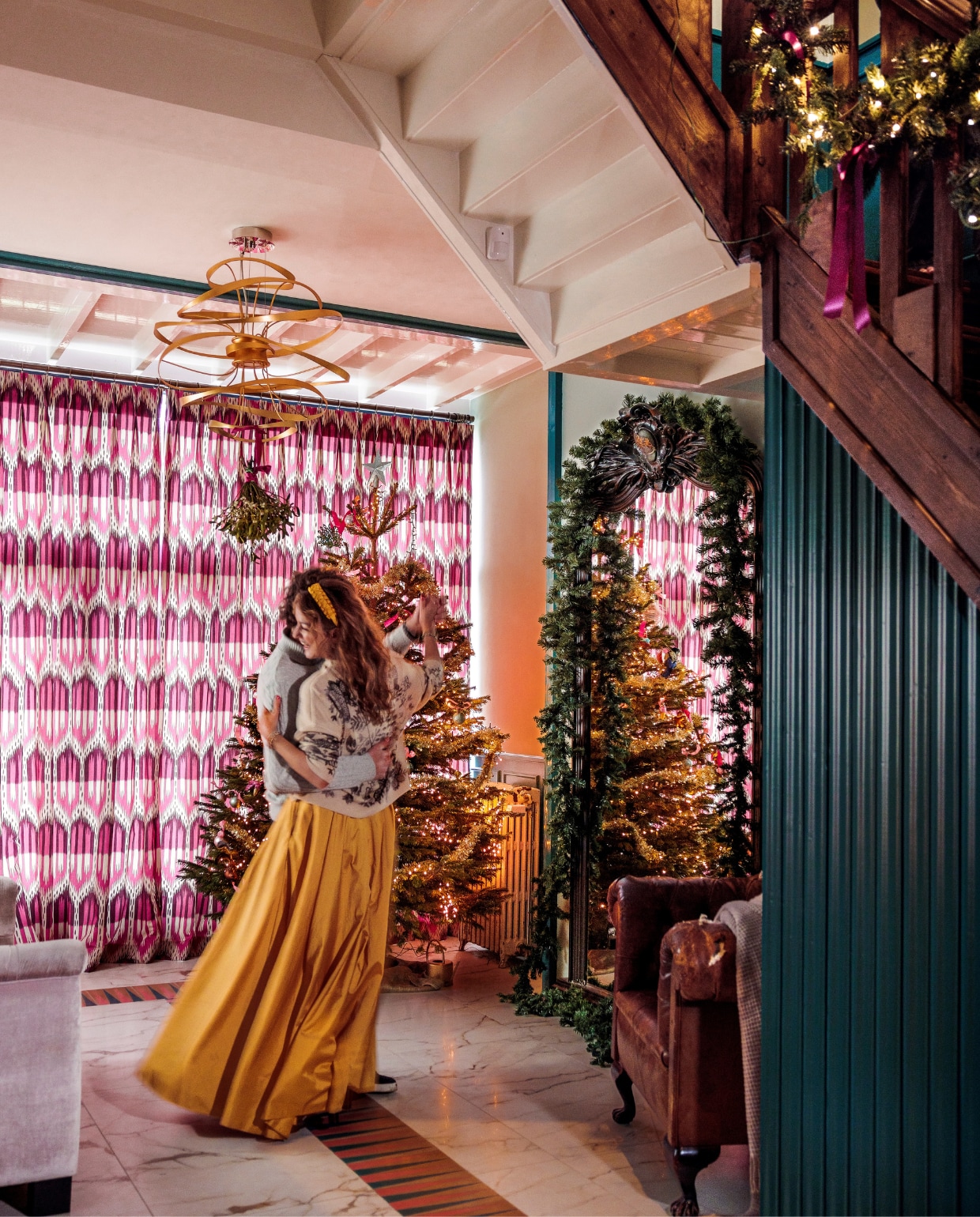Hanglamp Hudson Valley Lighting, maretak Eindeloos Bloemen, gordijnen Ronnie Biesôt met stof van Schumacher, plaid Vandyck. Overig onbekend. vtwonen 13-2023 | styling Ilona Jongepier | fotografie Ernie Enkelaar