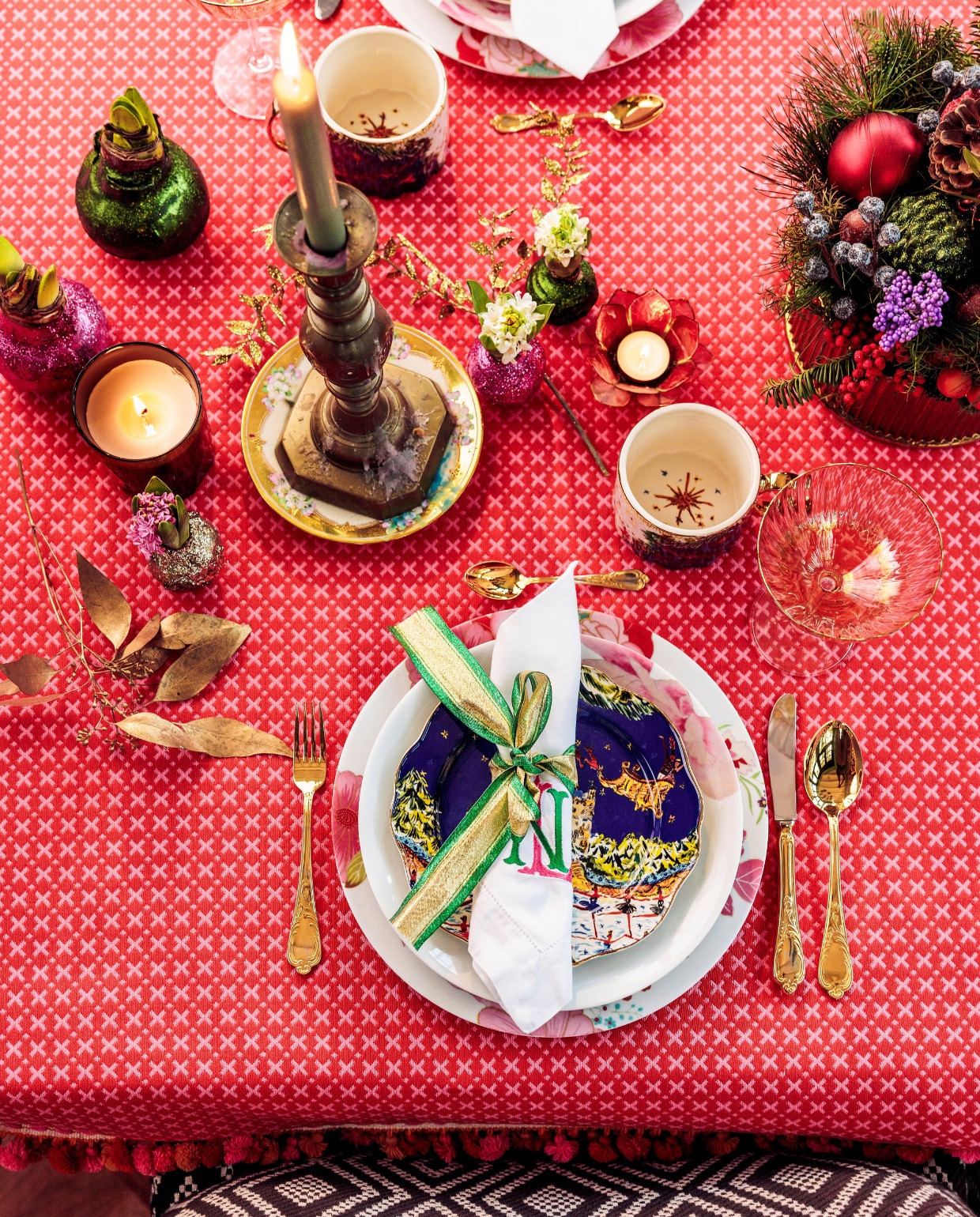 Tafelkleed gemaakt door Gordijnmakers Hilversum met stof van Schumacher. Kerststukken, kaarsen en bloembollen Eindeloos Bloemen. Servies Anthropologie. Overig onbekend. vtwonen 13-2023 | styling Ilona Jongepier | fotografie Ernie Enkelaar