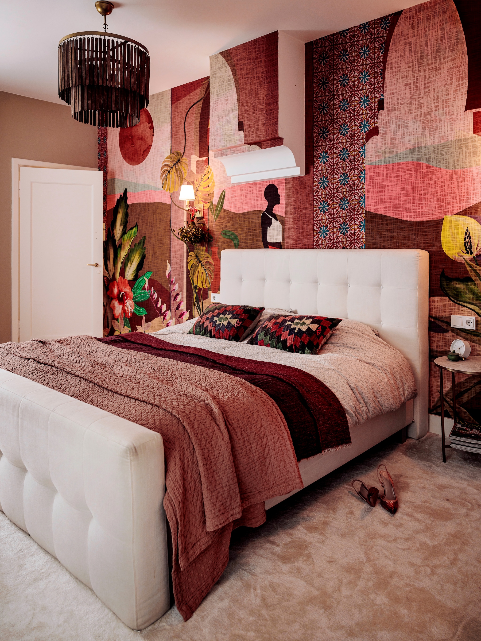 Behang Les Mystères de Madagascar van Arte, kussens Trove, wandlampen Hudson Valley Lighting, vloerbedekking Cunera. Overig onbekend. vtwonen 13-2023 | styling Ilona Jongepier | fotografie Ernie Enkelaar