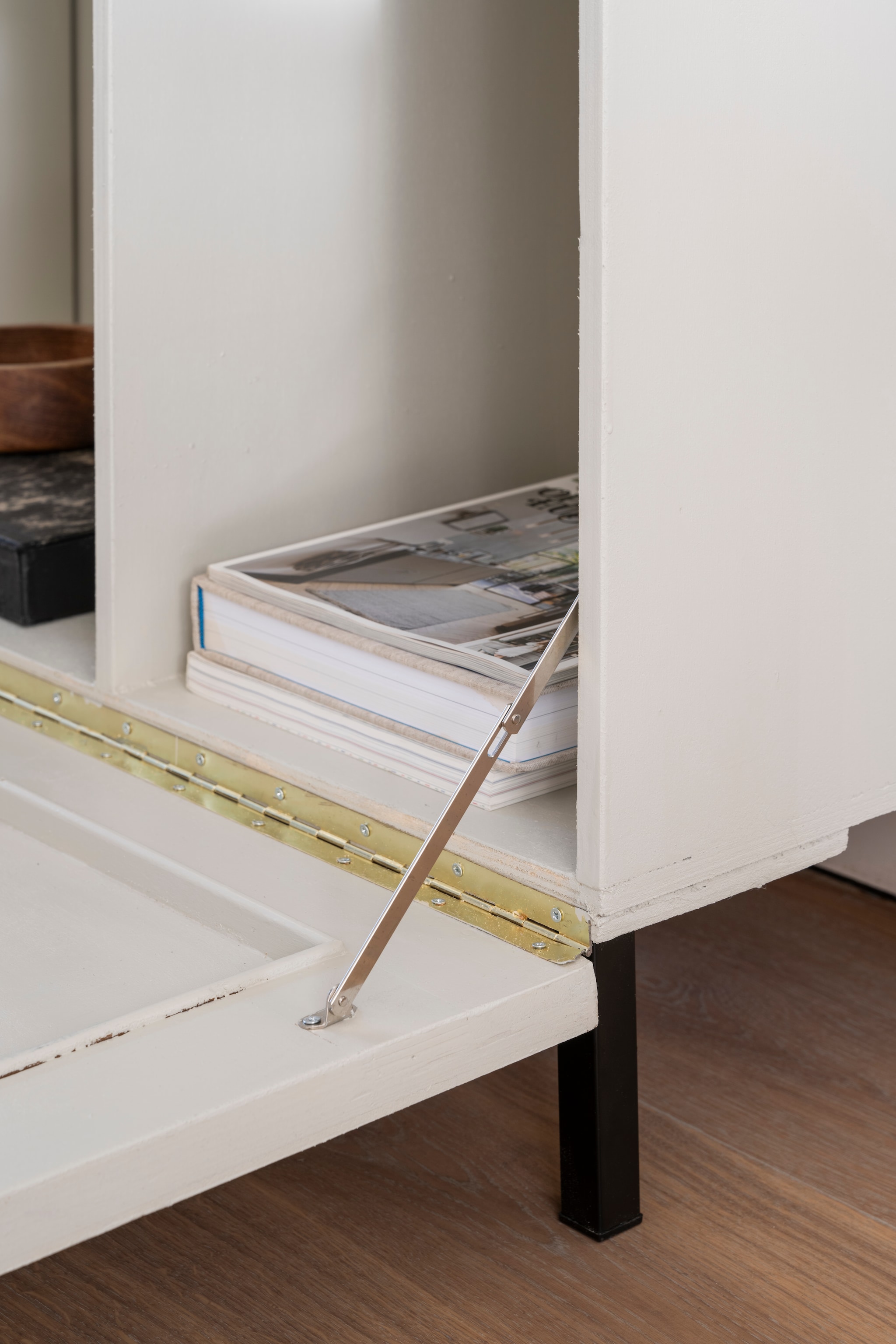 Inhoud privbezit. Kast zelfgemaakt, m.m.v. De Kringloper Naarden vtwonen 03-2024 | styling Kelly van Gendt | fotografie Stan Koolen