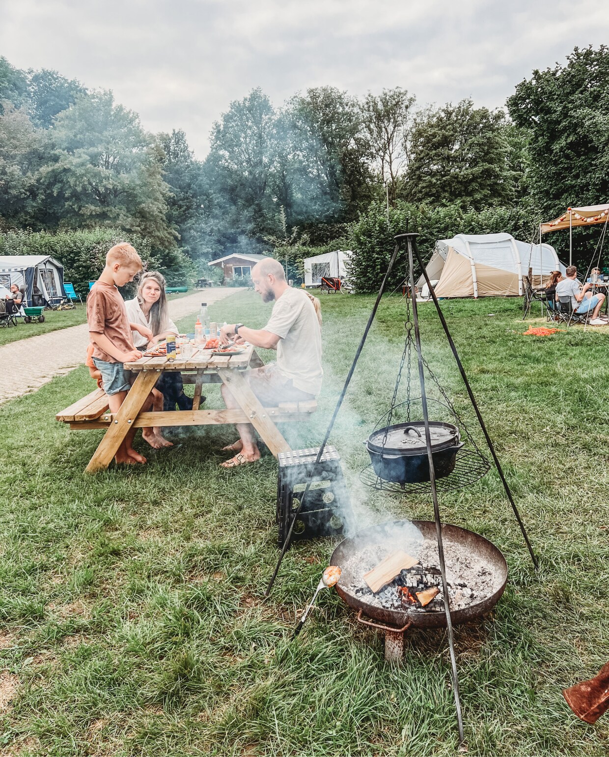Maaltijd van het vuur op camping Oetdoor. fotograaf Rolien van der Leeuw