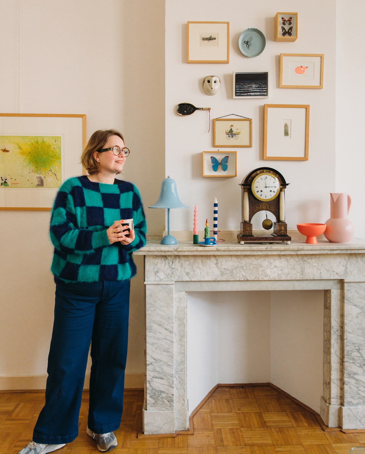 Susan in haar klassieke herenhuis in Den Haag. Kunst Marije Tolman, Simon Koene, Charles Donker, Hiyoko Imai, Danièle Knirim, Wim Hofman, Studio Harm en Elke. Tafellamp Pantop van Verpan, keramieken kandelaar Michela Castagnaro, overige kandelaars en kaarsen Hay. Klok familiestuk. Schaal en kan Raawii. vtwonen special binnenkijken 121-2023 | styling StyleStek | fotografie Eva Bloem
