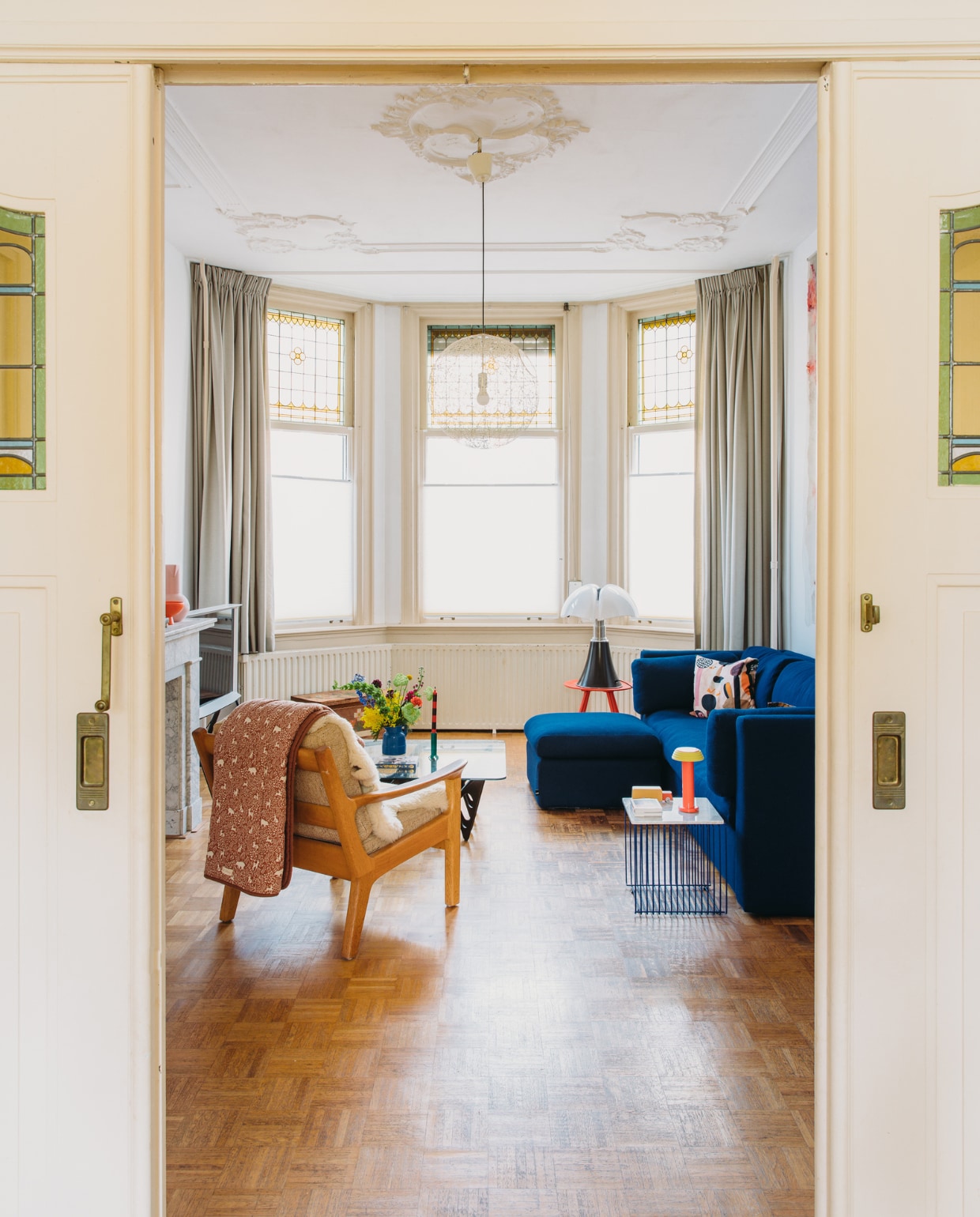 Bank Hackney van Hay, kussens Marimekko. Grote tafellamp Pipistrello van Martinelli Luce, kleine tafellamp PL1 Portable van Sowden, hanglamp Random Light van Bertjan Pot. Salontafel Butterfly van Zanotta, kandelaar Muller Van Severen van Hay, bijzettafel Wire van Montana Panton. Stoel vintage, plaid Main Sauvage via Stokstaart. Keramiek op schouw Raawii. Gordijnen De Ploeg. Overig onbekend. vtwonen special binnenkijken 121-2023 | styling StyleStek | fotografie Eva Bloem