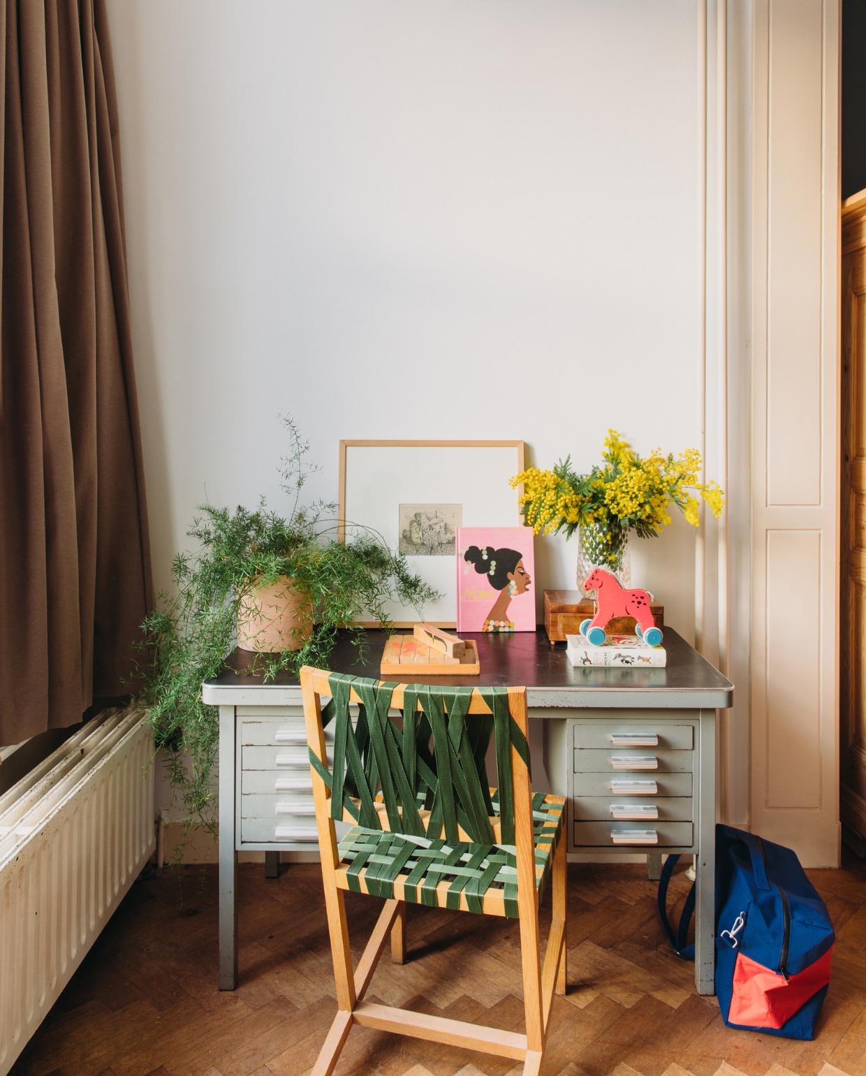 Vintage bureau Gispen, stoel Berlage van Richard Hutten. Bloempot Little Green Shop, ingelijste tekening Ben Akkerman, vintage puzzel Fredun Shapur, boek Nina van Traci N. Todd en Christian Robinson, sieradendoos familiestuk, glazen vaas Hema, paard souvenir uit Zweden. Tas Stokstaart. vtwonen special binnenkijken 121-2023 | styling StyleStek | fotografie Eva Bloem