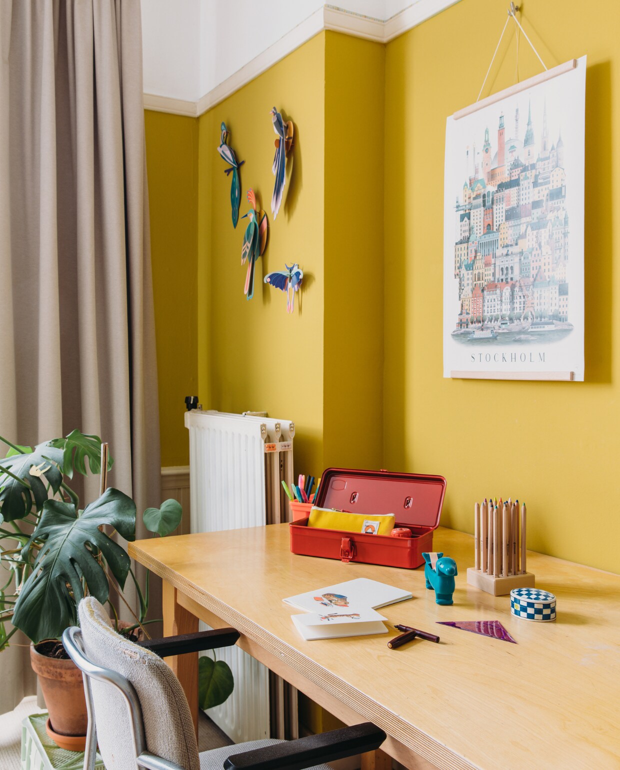 Muurverf Yellow Pink van Little Greene. Gordijnen Hema. Vintage bureaustoel Gispen. Vogels aan muur Studio Roof. Pennenbak Penco, kist Toyo Steel, etui Ykra, potloden Stockmar en vulpen Kaweco via Stokstaart. Poster souvenir uit Stockholm. Overig onbekend. vtwonen special binnenkijken 121-2023 | styling StyleStek | fotografie Eva Bloem