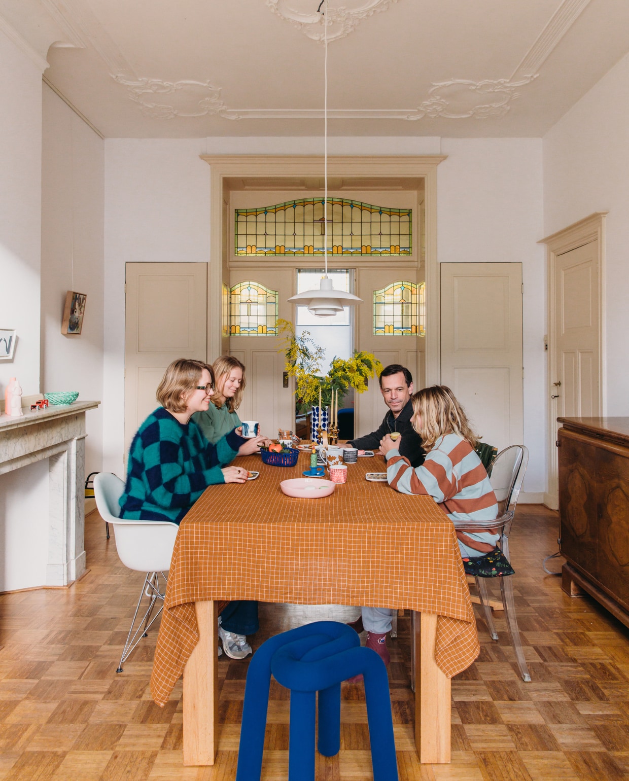 Tafelkleed Merci. Stoelen Eames van Vitra, Richard Hutten en Philippe Starck, kruk Moustache Bold Stool. Vintage hanglamp Louis Poulsen. Vaas Arket, keramieken kandelaar Michela Castagnaro, servies Marimekko en Serax, broodmand Hay, roze schaal Serax. Schilderijen Andrea Freckmann en Klaas Gubbels. Vazen op schouw Foekje Fleur, mand Octaevo. Jaren 20-dressoir familiestuk. Overig onbekend. vtwonen special binnenkijken 121-2023 | styling StyleStek | fotografie Eva Bloem
