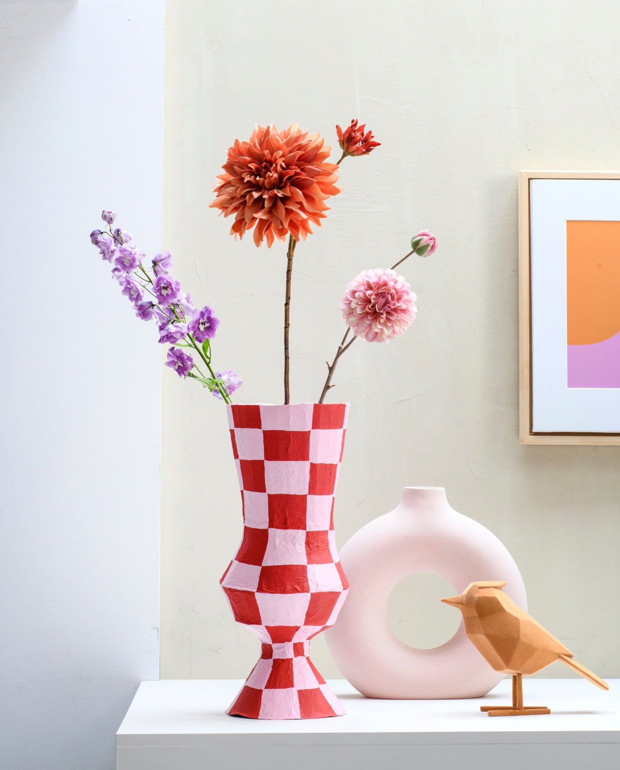 Ronde vaas (hm.com). Velours vogel (presenttime.com). Print aan muur (loods5.nl). vtwonen special DIY 7-2023 | productie INSIDEHOMEPAGE | styling Anja Bas Backer, Laura Gommans | fotografie Louis Lemaire