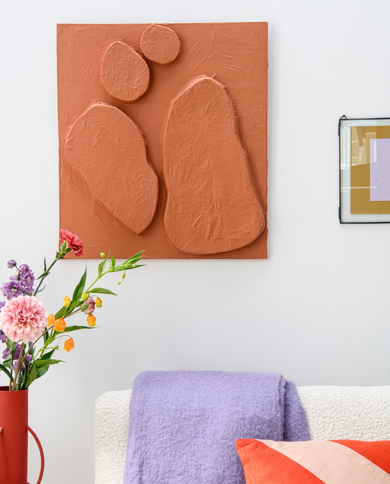 Muurkunst | Stoel, gestreept kussen, bijzettafel (hkliving.com). Plaid (hm.com). Overig onbekend. vtwonen special DIY 7-2023 | productie INSIDEHOMEPAGE | styling Anja Bas Backer, Laura Gommans | fotografie Louis Lemaire