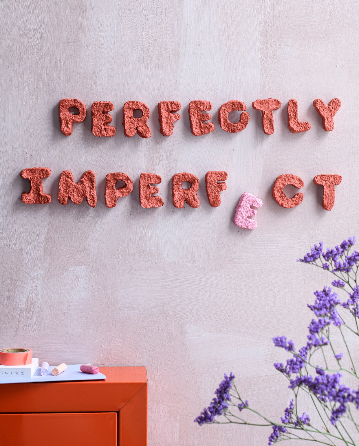 Muurletters | alles privébezit. vtwonen special DIY 7-2023 | productie INSIDEHOMEPAGE | styling Anja Bas Backer, Laura Gommans | fotografie Louis Lemaire