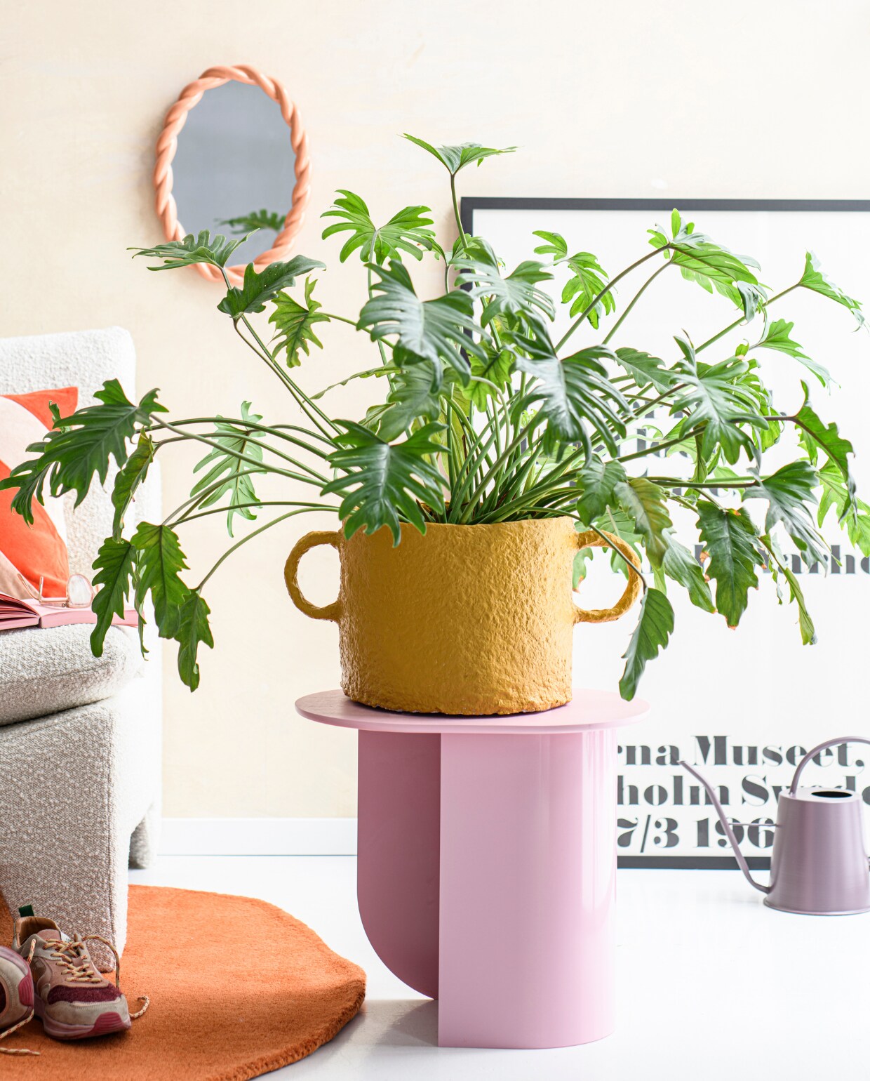 Plantenpot | Bijzettafel Plateau van Fést (flinders.nl). Vloerkleed (fonq.nl). Stoel, kussen (hkliving.com). Gieter (dutchhomelabel.nl). Spiegel (debijenkorf.nl). Overig privébezit. vtwonen special DIY 7-2023 | productie INSIDEHOMEPAGE | styling Anja Bas Backer, Laura Gommans | fotografie Louis Lemaire