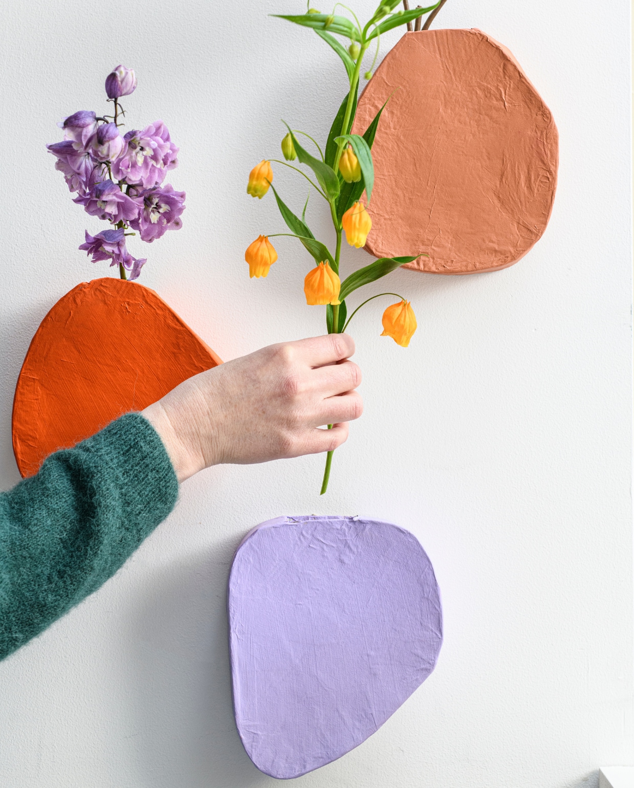 Wandvazen | Versier de muur op een unieke manier met bloemen. vtwonen special DIY 7-2023 | productie INSIDEHOMEPAGE | styling Anja Bas Backer, Laura Gommans | fotografie Louis Lemaire