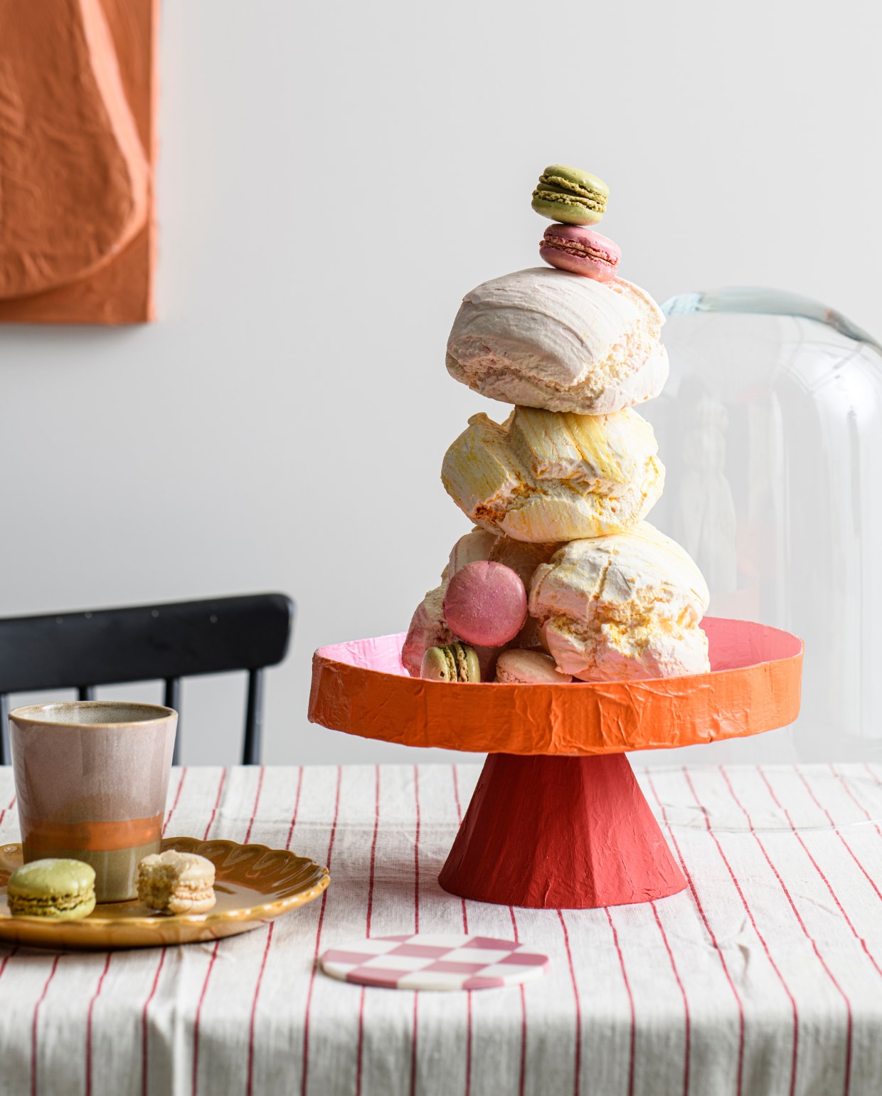 Taartschaal | Tafelkleed (hm.com). Bord (iblaursen.nl). Mok (hkliving.com). Onderzetter (klevering.com). Overig privébezit. vtwonen special DIY 7-2023 | productie INSIDEHOMEPAGE | styling Anja Bas Backer, Laura Gommans | fotografie Louis Lemaire