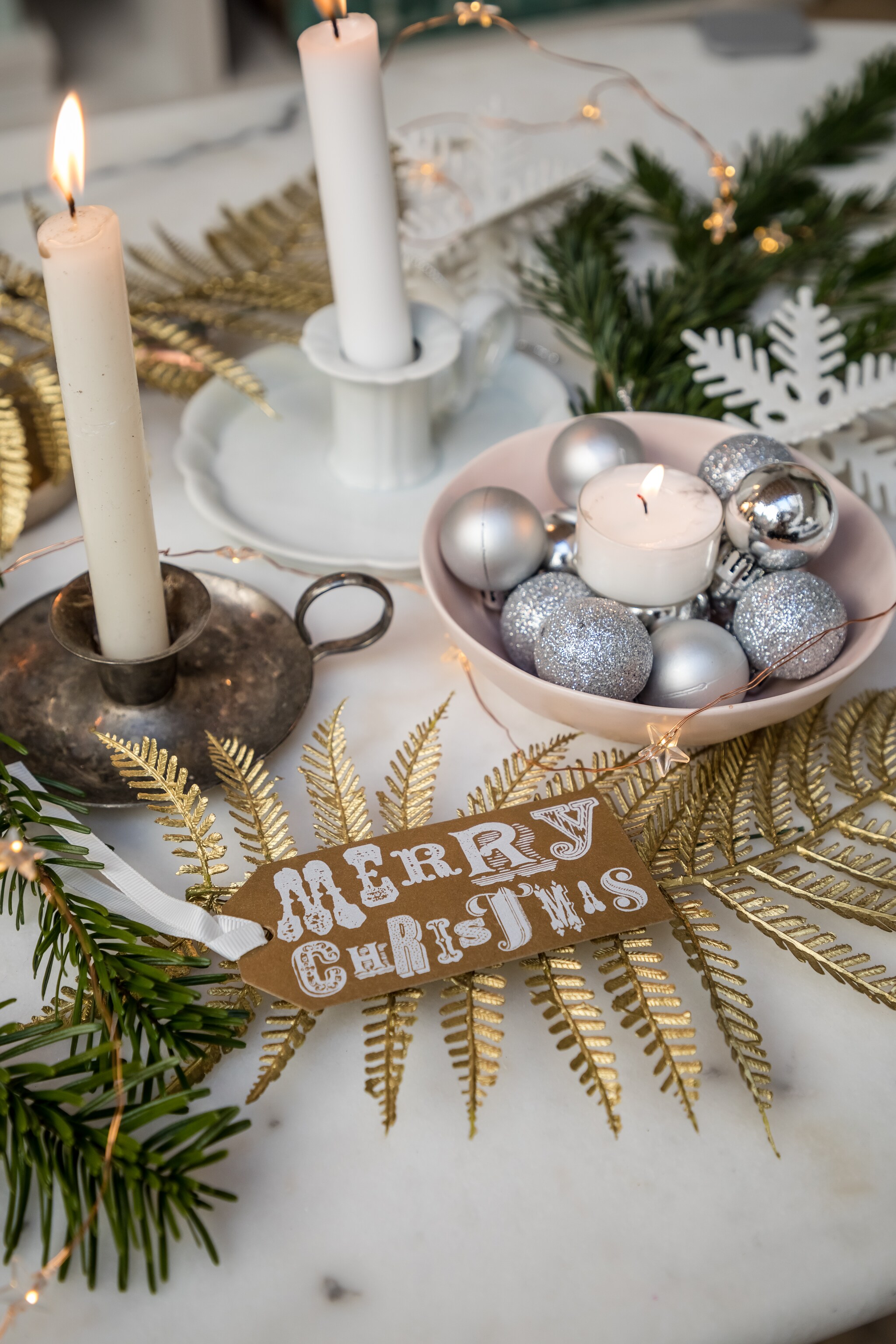 Soortgelijke kunstvarentak Floristik24, soortgelijke kerstballen Hema, soortgelijke zachtroze kom Ikea. Koperen kandelaars rommelmarkt. vtwonen 13-2022 | styling Marie-Maud Levron | fotografie Cécile Perrinet-Lhermitte