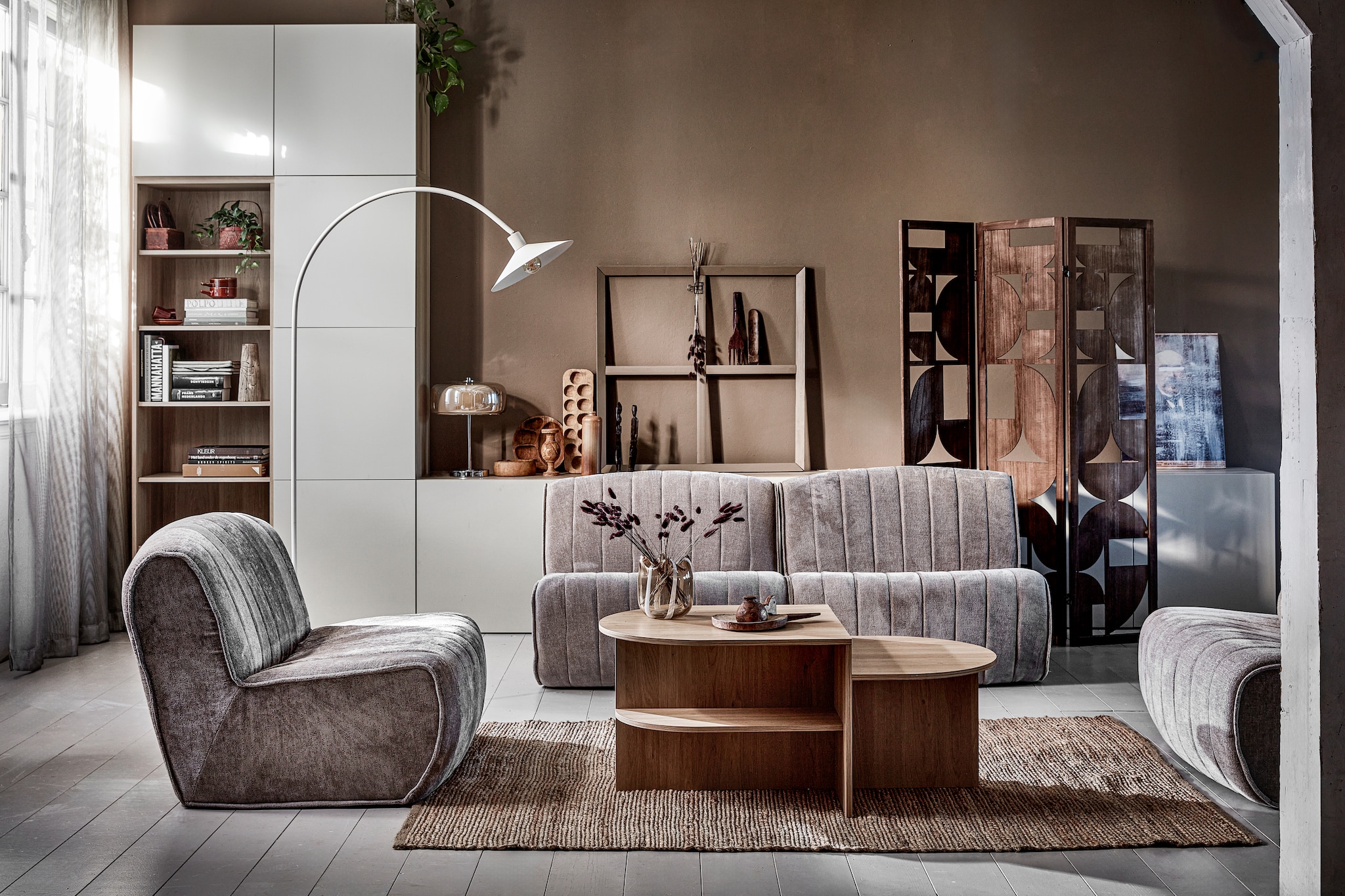 Opbergcombinatie Bestå met deurfronten Lappviken, 480x41x257 cm (bxdxh) (ikea.nl). Inbetween gordijn Eloise, wavegordijn met loodveter, 100x285 cm (bxh), mdf kamerscherm Alana van Woood, 120x2x172 cm (bxdxh), metalen vloerlamp Philou, 100x30x170 cm (lxbxh) (karwei.nl). Fauteuils Busto, tafellamp Vari, vaas Boro (kwantum.nl). Op de dressoirkast: servies, boeken, houten keukenplanken, kruisframe (kringloopwinkel). Muurverf en verf frame Magnum No.708 van Lab Paint. Jute vloerkleed Solsikke, 140x200 cm, eikenhouten salontafel Lisbjerg, 107x60x45 cm (lxbxh) (jysk.nl). Overig privébezit. vtwonen 01-2024 | styling Marit Saladini | fotografie Peggy Janssen