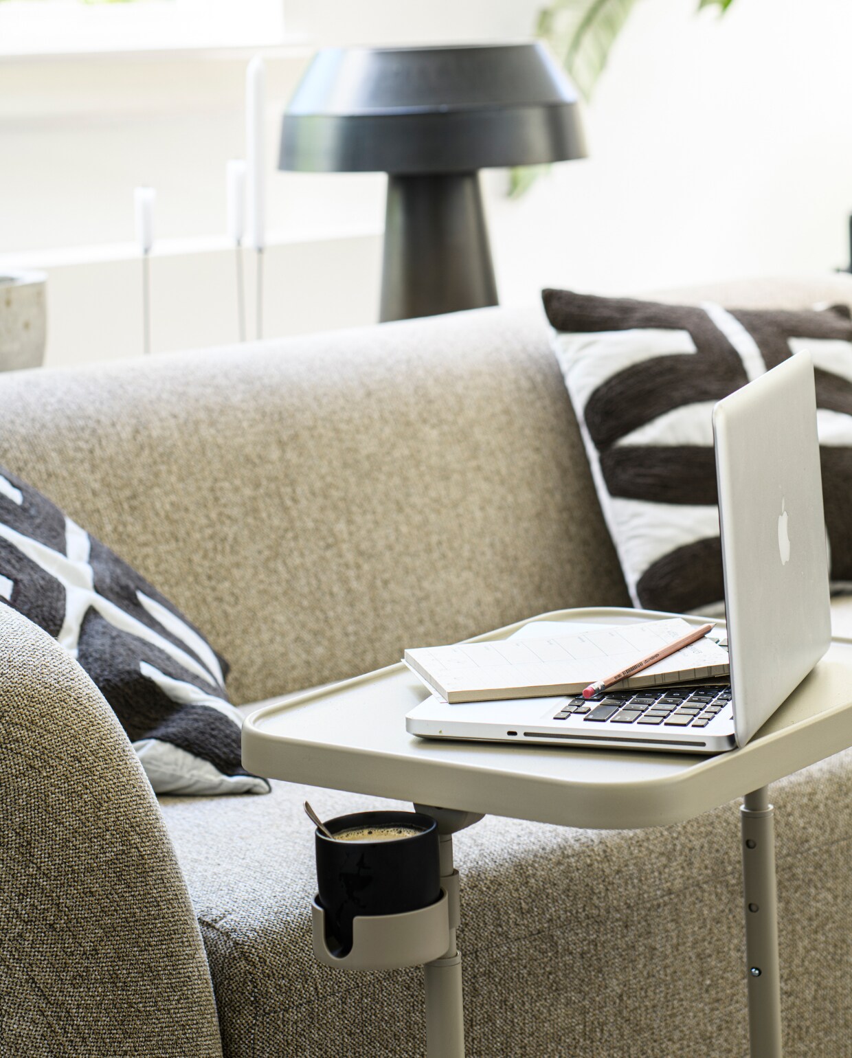 Beige laptophouder Björkåsen € 34,99 (ikea.nl). Hoekbank Sloping van BePureHome in Naturel Melange € 1749,-, kussen Isla van Woood, 45x45 cm € 39,95 (basiclabel.nl). Potlood HB € 1,-, weekplanner € 6,95 (dille-kamille.nl). Overig privébezit. vtwonen 09-2023 | styling Marit Saladini | fotografie Louis Lemaire | uitvoering Johan Snoodijk | assistentie Kiki de Koning, Rosa van Schie | m.m.v. com-anders.nl