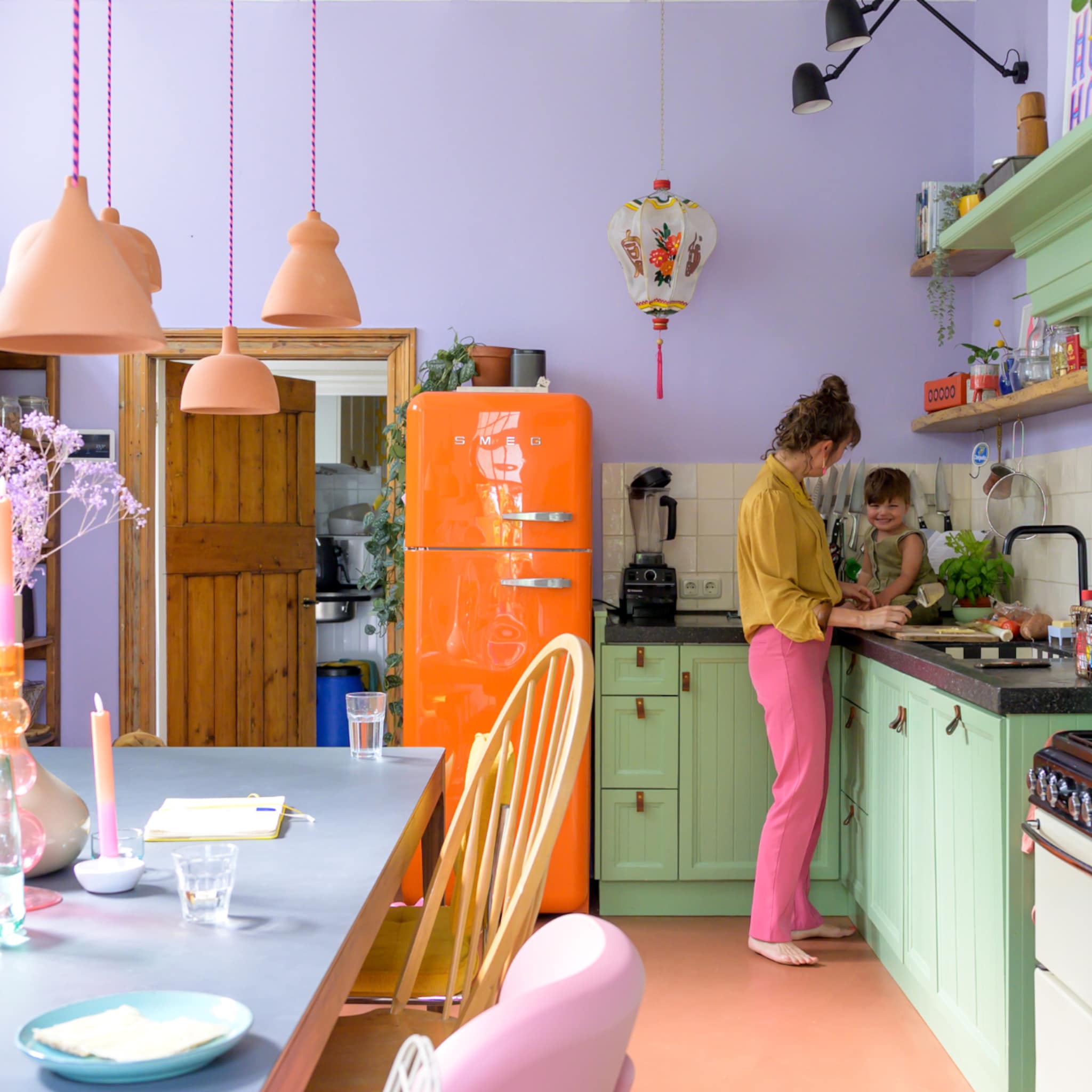 binnenkijken in kleurrijke boerderij vol vintage