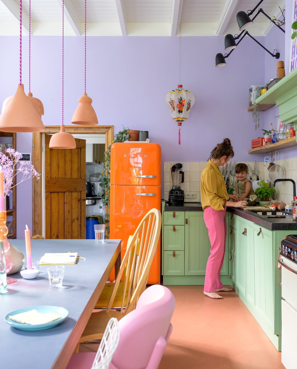 Fornuis Stoves van Richmond, kraan Talis M 54 220 van Hansgrohe, tegels Azulejos Blanco Cristal van Designtegels, koelkast Smeg, keukenmachine Vitamix. Wandlampen Ikea, Chinese hanglamp Kitsch Kitchen. Keuken op maat gemaakt door vorige bewoner, wandplank maatwerk door lokale timmerman. Overig onbekend. vtwonen special binnenkijken 121-2023 | fotografie Trui Heinhuis