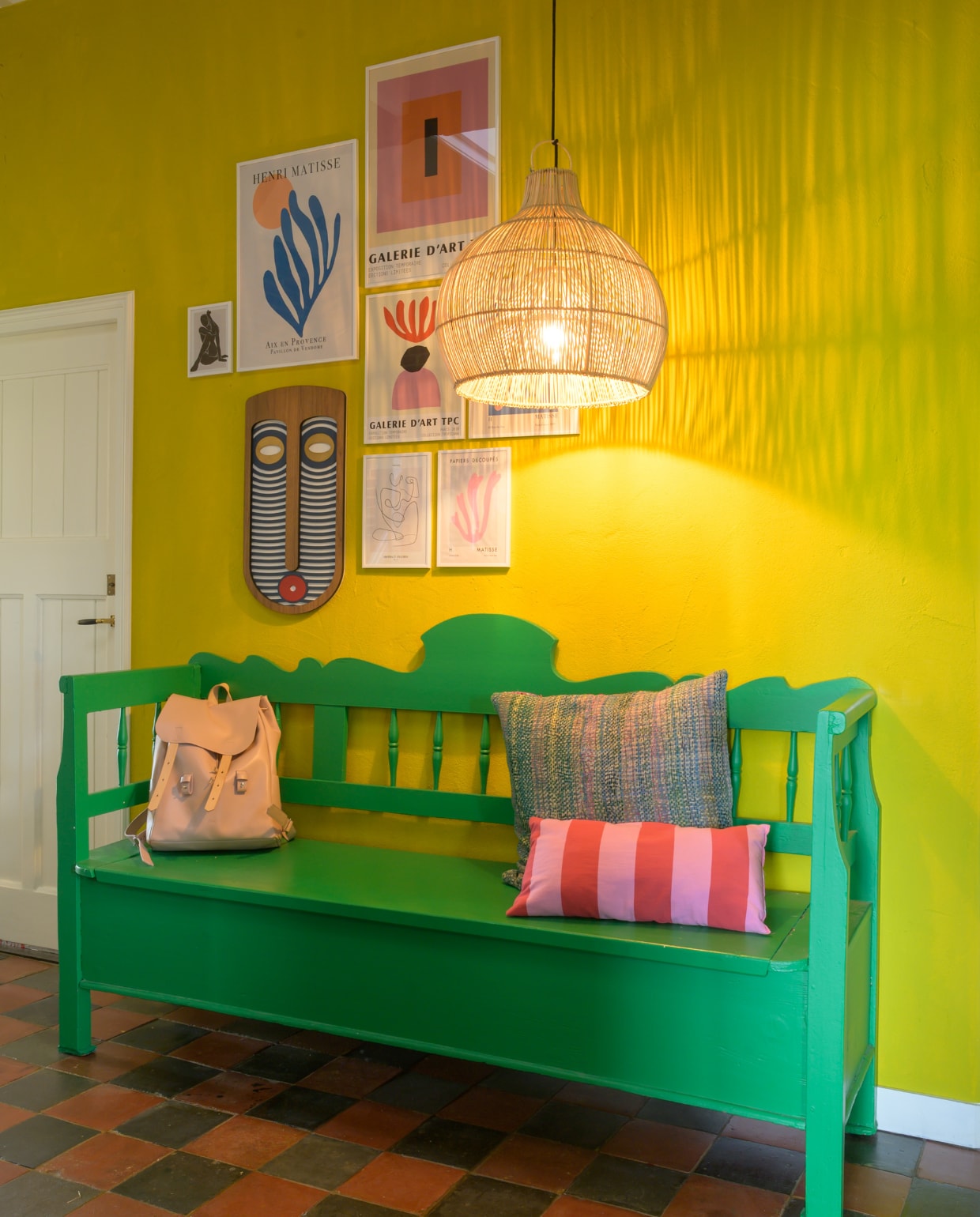 Muurverf G0.60.60 van Sikkens en bank Marktplaats in K9.60.43 van Wijzonol. Tegelvloer origineel. Kussens Van Verre en Ikea. Hanglamp Loods 5, posters Matisse, masker Umasqu. vtwonen special binnenkijken 121-2023 | fotografie Trui Heinhuis