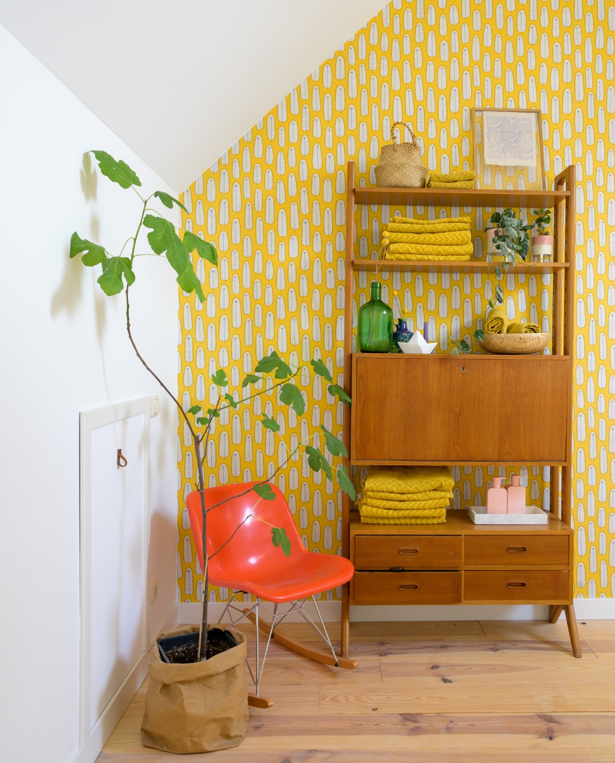 Behang MissPrint, vintage kast Marktplaats, schommelstoel Vintage Friends, papieren plantenbak Uashmama. Overig onbekend. vtwonen special binnenkijken 121-2023 | fotografie Trui Heinhuis
