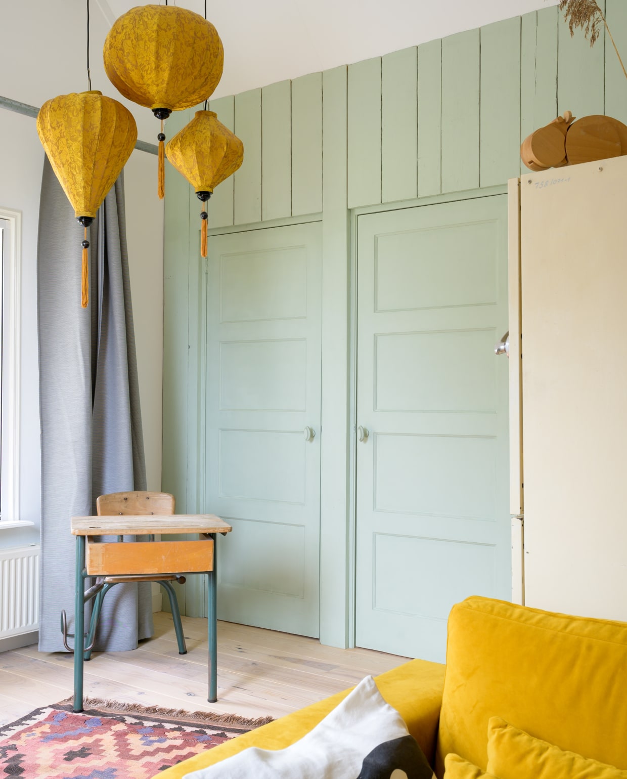Muurverf Chalky Finish Laurier Groen van Rust-Oleum. Inbouwkasten zelfgemaakt. Lampen Lampionsenzo. Bureau kringloop.Vloerkleed Marktplaats. Bank Wehkamp, kussen Toffe Stoffen. Overig onbekend. vtwonen special binnenkijken 121-2023 | fotografie Trui Heinhuis