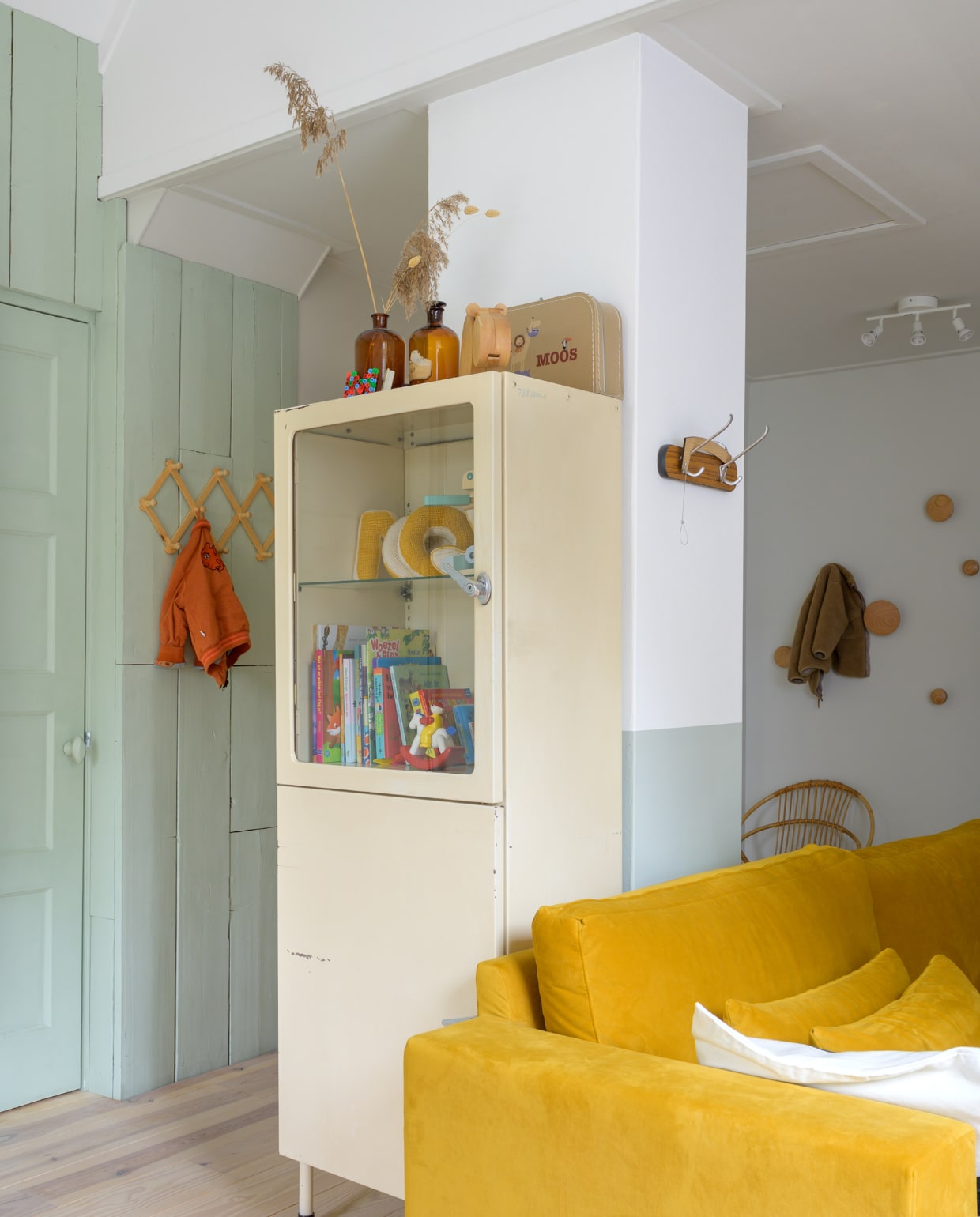 Muurverf Chalky Finish Laurier Groen van Rust-Oleum. Originele houten vloer behandeld met Osmo White Wash Olie. Vitrinekast Van Dijk & Ko. Bank Wehkamp.    vtwonen special binnenkijken 121-2023 | fotografie Trui Heinhuis