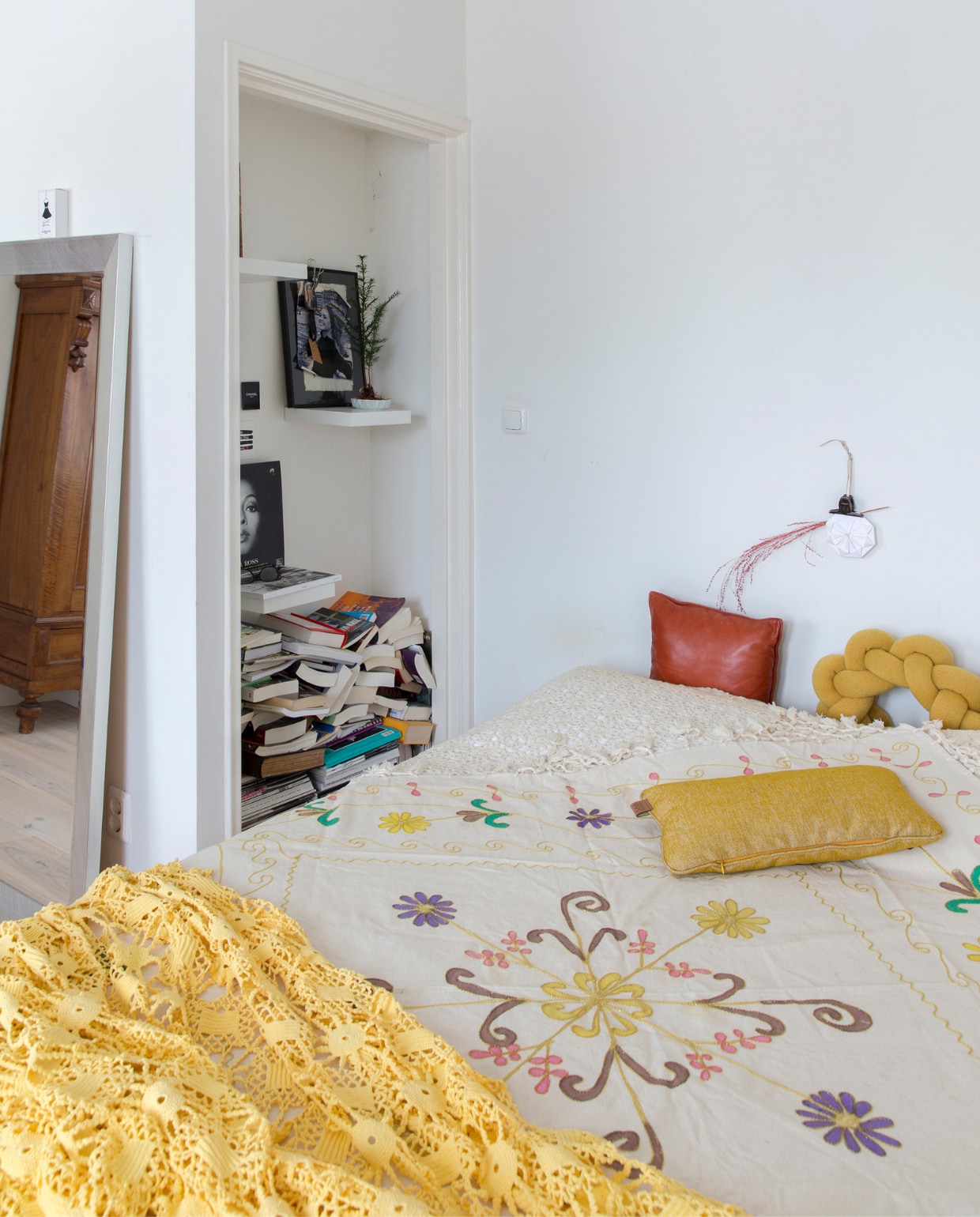 In de nis: boeken, lp-hoes DianaRoss, ingelijste afbeelding Brigitte Bardot Goed in Stijl, minikerstboom Floribundus, Chanel-knipsels. Bed Auping, spreiuit Turkije. Plaid rommelmarkt, zelf geel geverfd. Geel kussen H&amp;M Home, leren kussen rommelmarkt, nachtlampje metpapieren kap zelfgemaakt. vtwonen 13-2022 | styling Barbara Natzijl | fotografie Margriet Hoekstra