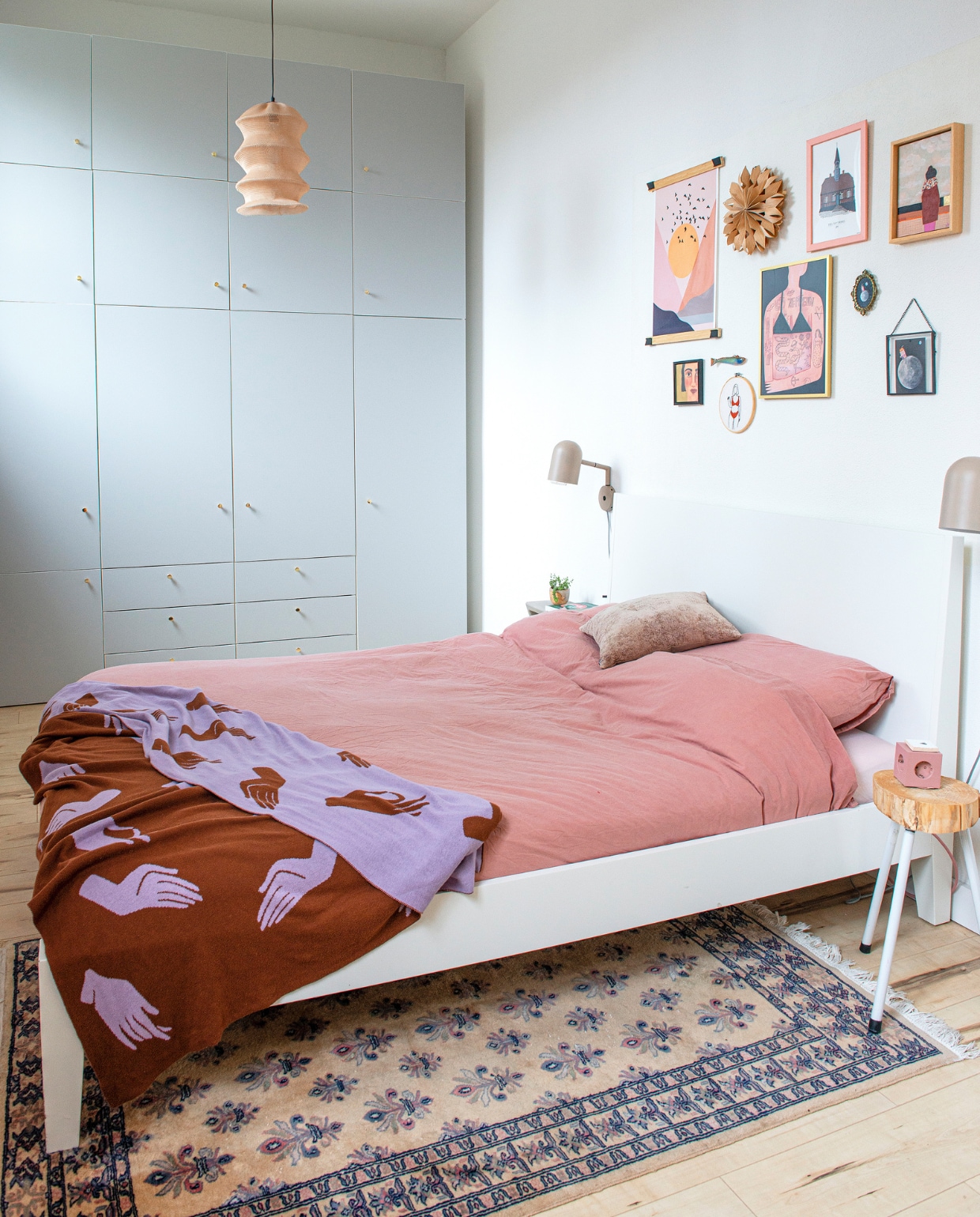 Kast en bed Ikea. Beddengoed en hanglamp Kwantum. Plaid Sissy-Boy Homeland. Vloerkleed van grootouders. Wandlampen It’s about Romi. Kussen Loods 5. Stekker Avolt. Poster zon/vogels Junique, lijst Ikea. Borduurring bikini Keet Rotterdam. Krans Jysk. Poster tatoeages bikini Ready van Aniek Bartels. Minischilderij en kaart maan De Streken van Agnes. Schilderij vrouw met knot Joëlle Wehkamp. Laminaatvloer Ikea. Overig onbekend. vtwonen 08-2022 | productie De Binnenkijkers | styling Jeske Weel | fotografie Caroline Coehorst