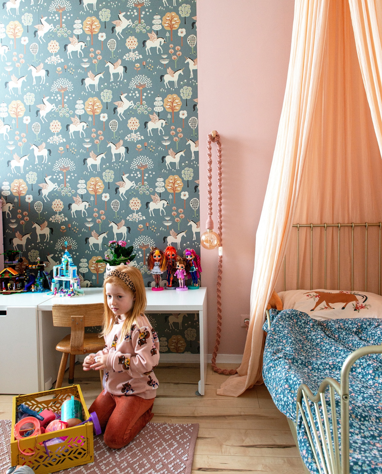 Behang Majvillan via Vos en Beer kidsdeco. Wit meubel, (geverfd) bed en laminaatvloer Ikea. Hemel Konges Sløjd. Dekbedovertrek Bloem van La Redoute. Sloop H&amp;M Home. Vloerkleed Hema. Stoel vintage. Lamp Liefs van Emma. Speelgoed Lego. Muurverf Vintage Pink van Ashford &amp; Sons via Kwantum. Overig onbekend vtwonen 08-2022 | productie De Binnenkijkers | styling Jeske Weel | fotografie Caroline Coehorst