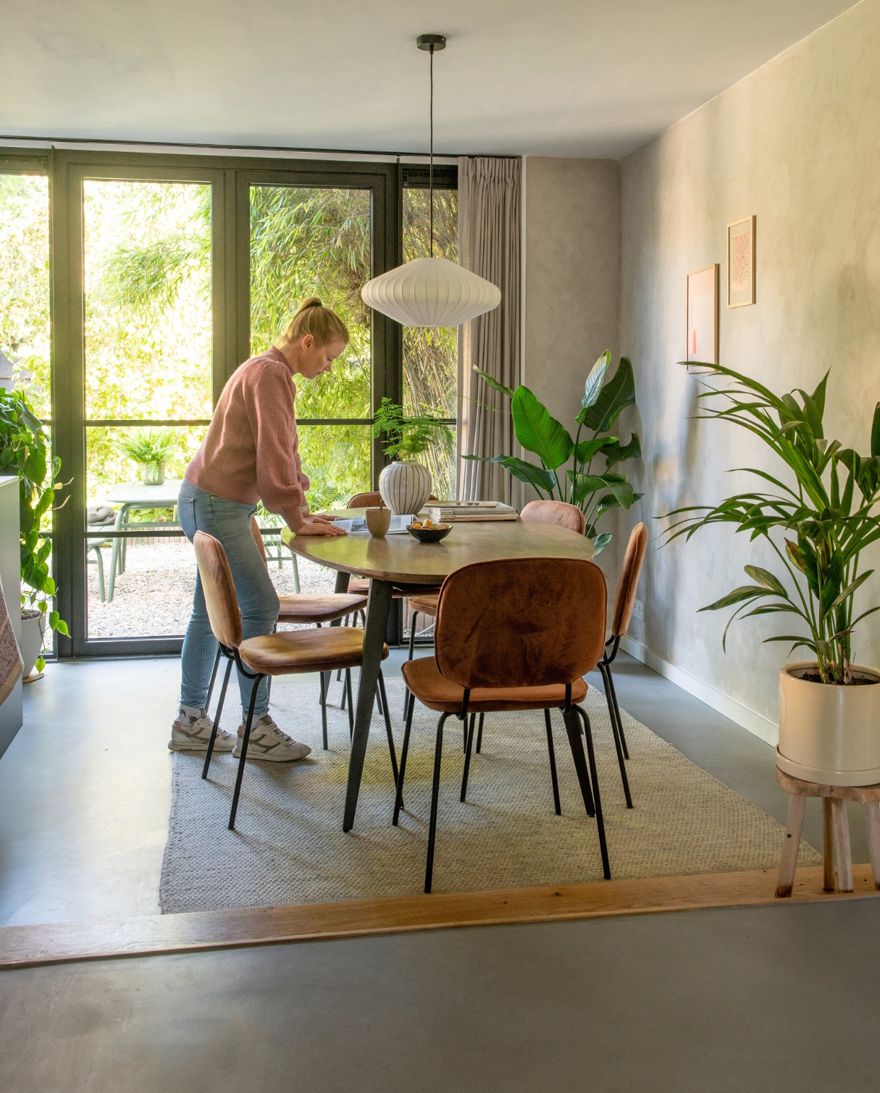 Kalkverf Mushroom van Lab Paint, topvloer woonbeton van Coatingvloer.nl, eetkamerstoelen House Doctor, vloerkleed Fonq, hanglamp Kwantum, eettafel Nordal, prints Tinystories, gele plantenpot Sissy-Boy, gestreepte vaas Jysk, gordijnen Karwei. vtwonen 01-2024 | productie De Binnenkijkers | styling Jeske Weel | fotografie Caroline Coehorst