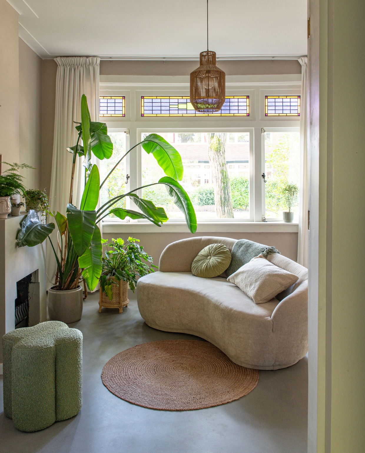 Bank Sofacompany, vloerkleed House Doctor, plantenpot Serax. Hanglamp en beige kussen Loods 5. Gordijnen Gamma, poef Wehkamp, rond kussen Dutchhome, plaid Wehkamp, kalkverf Mushroom van Lab Paint, topvloer woonbeton van Coatingvloer.nl. Overig onbekend. vtwonen 01-2024 | productie De Binnenkijkers | styling Jeske Weel | fotografie Caroline Coehorst