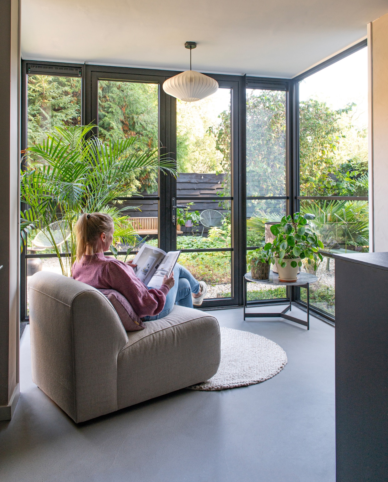 Hanglamp Kwantum, vloerkleed Trendcarpet, fauteuil Zuid Amersfoort, bijzettafel Live Today, topvloer woonbeton van Coatingvloer.nl. vtwonen 01-2024 | productie De Binnenkijkers | styling Jeske Weel | fotografie Caroline Coehorst