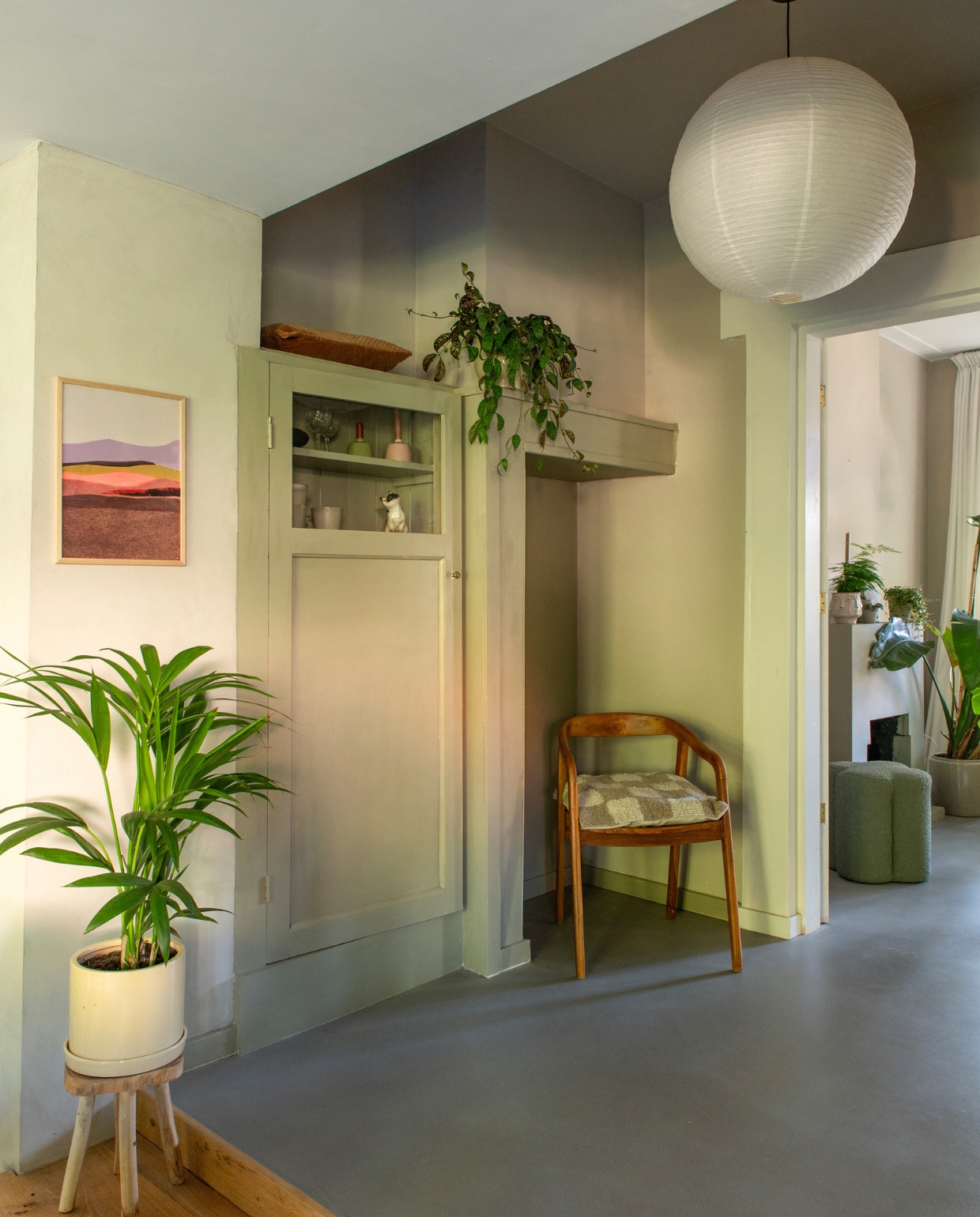 Rijstpapieren lamp Hay, gele bloempot Sissy-Boy, print Tinystories, stoel Karwei, geblokt kussen H&amp;M Home, muurkasten geverfd in Limited Jade van Lab Paint. vtwonen 01-2024 | productie De Binnenkijkers | styling Jeske Weel | fotografie Caroline Coehorst