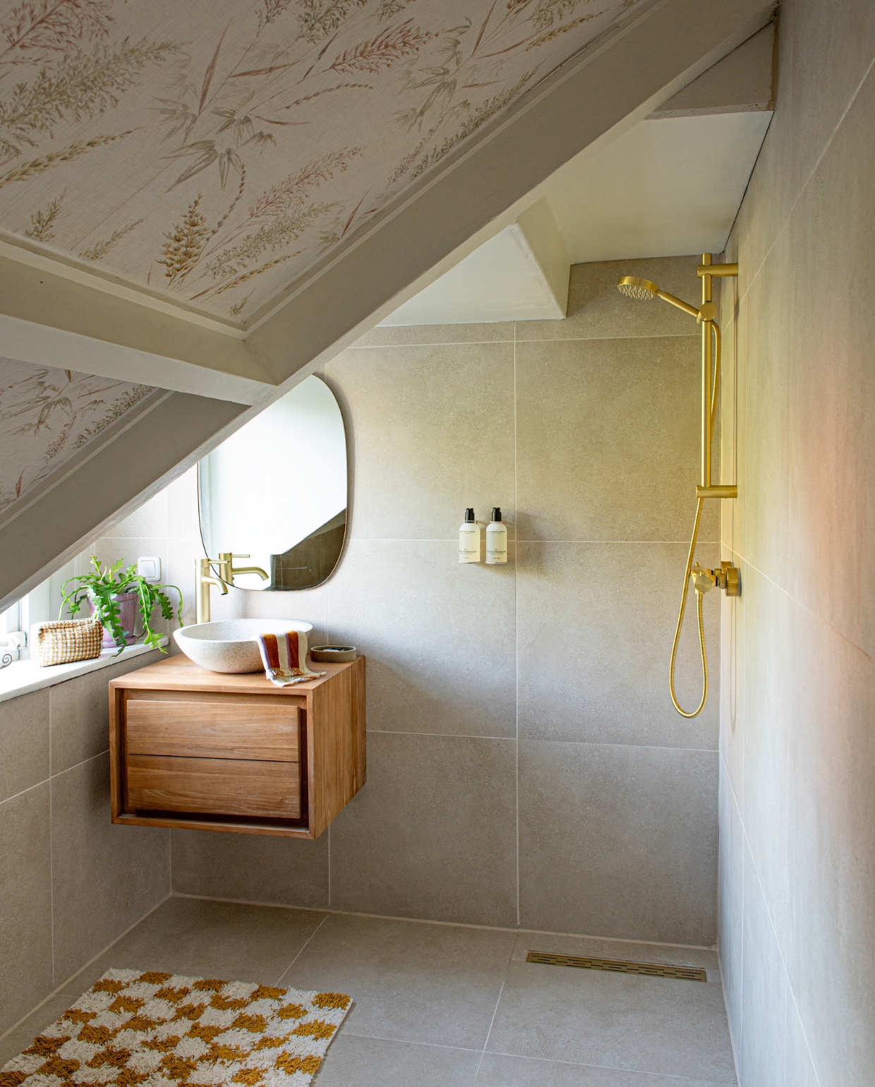Wastafelmeubel en waskom Kave Home. Douche en kraan Saniclear. Zeeppompjes Meraki zelf beige gespoten, spiegel Zara Home, vloer- en wandtegels Betonico van Rako. Douchemat en gastendoekje Sissy-Boy. Behang HKliving. Overig onbekend. vtwonen 01-2024 | productie De Binnenkijkers | styling Jeske Weel | fotografie Caroline Coehorst