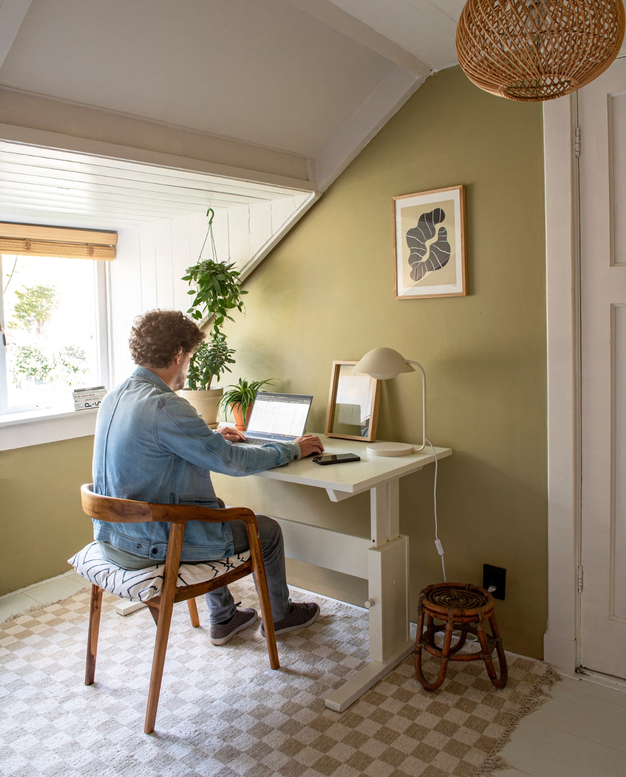 Vloerkleed Zara Home, stoel Karwei, bureaulamp Wehkamp, bureau kringloopwinkel geverfd met verf van Klint, jaloezieën 123jaloezie, muurverf Monumental Moss van Lab Paint, poster Beach Find van Paper Collective. Overig onbekend. vtwonen 01-2024 | productie De Binnenkijkers | styling Jeske Weel | fotografie Caroline Coehorst