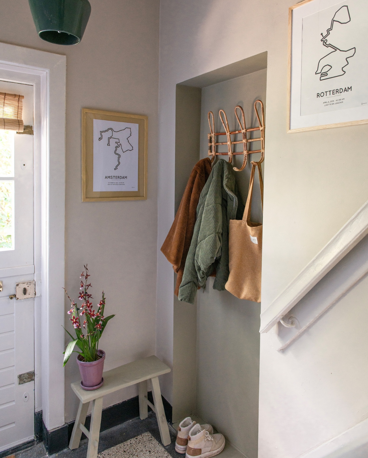Verfkleur nis Limited Jade van Lab Paint, verfkleur muren Mushroom van Lab Paint, kruk Loods 5 zelf geschilderd, paarse pot en plant Nees Bloemen, hanglamp Nørd Conceptstore, marathonprints Sportymaps, tas De La Mur Line, vloer origineel. Overig onbekend. vtwonen 01-2024 | productie De Binnenkijkers | styling Jeske Weel | fotografie Caroline Coehorst