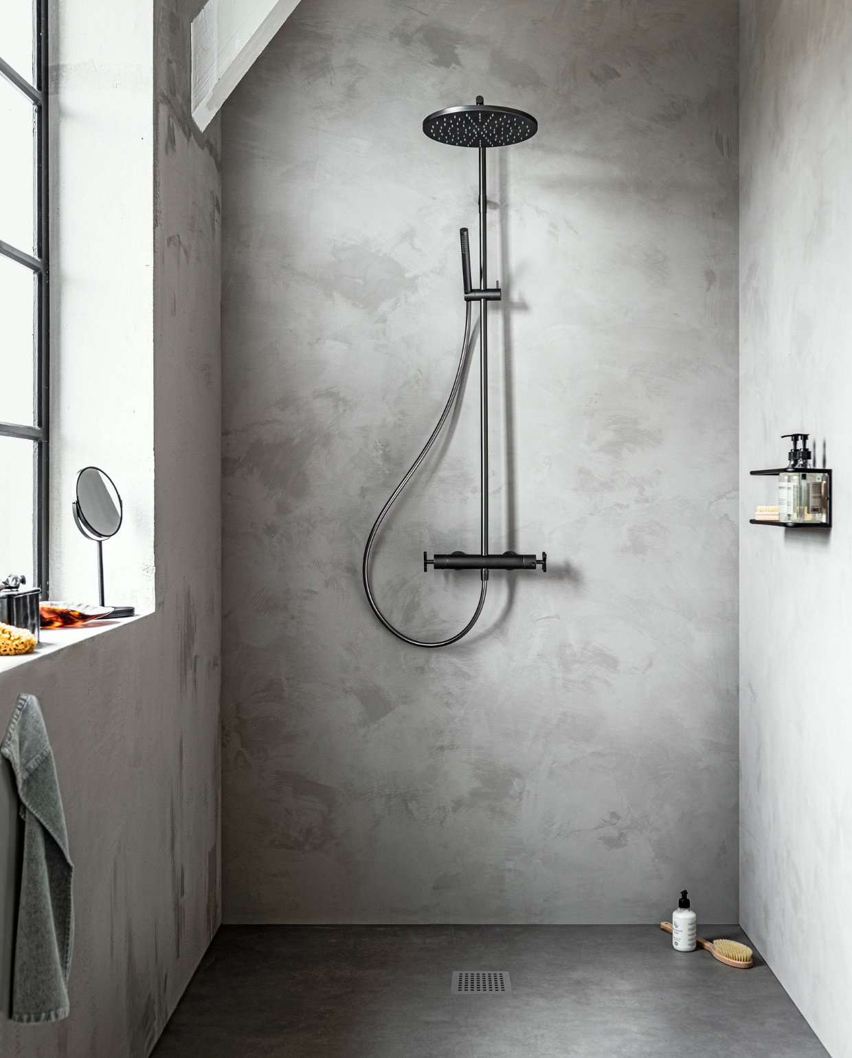 vtwonen collectie Thermostatische doucheset Cross met kruisgreep in Black Steel. M.m.v. pure-original.nl (muurverf Wet Sand), dille-kamille.nl (natuurspons, rugborstel, douchegel op grond, nagelborstel). vtwonen.nl (handdoek van vtwonen, staande spiegel van yamazaki, wandplank van woood), loods5.nl (schelp). Overig privébezit. vtwonen 01-2020 | styling Danielle Verheul | fotografie Sjoerd Eickmans