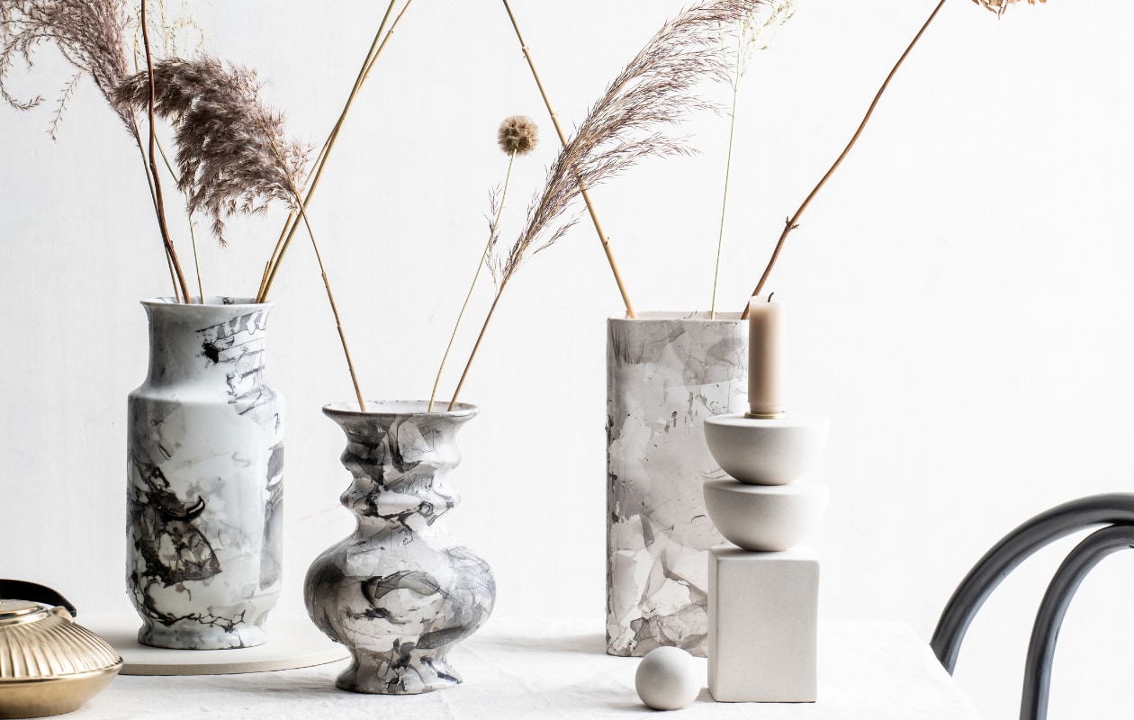 Bistrostoel (Loods5). Kandelaar, poster (H&amp;M). Gouden theepot (Xenos), stenen onderlegger (Sostrene Grene). vtwonen 04-2020 | productie Myla Griese | fotografie Louis Lemaire