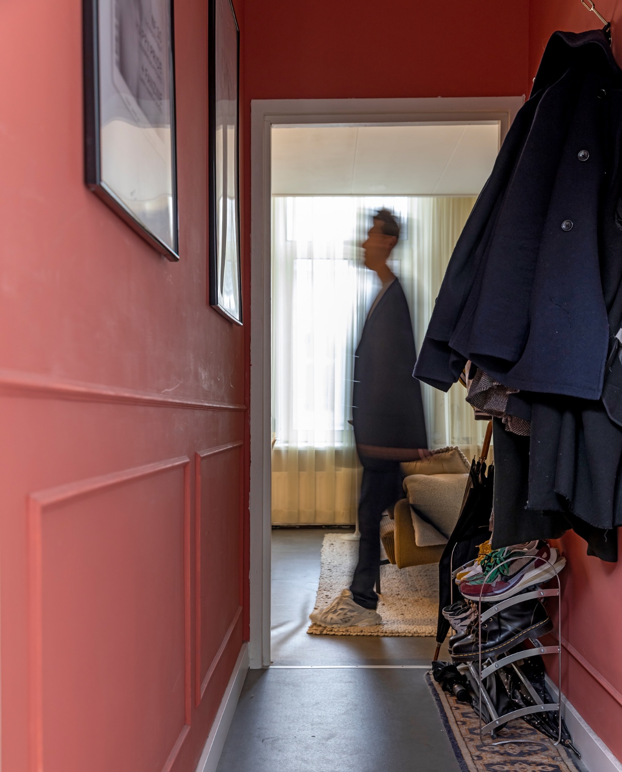 Muurverf onbekend. Vloer betonlook zeil Midland Grey van Kwantum. Posters kringloop, fotolijsten Xenos. Vloerkleedvintage Perzisch tapijt. Overig onbekend. vtwonen 08-2022 | styling Kesslee Kasius | fotografie Henny van Belkom