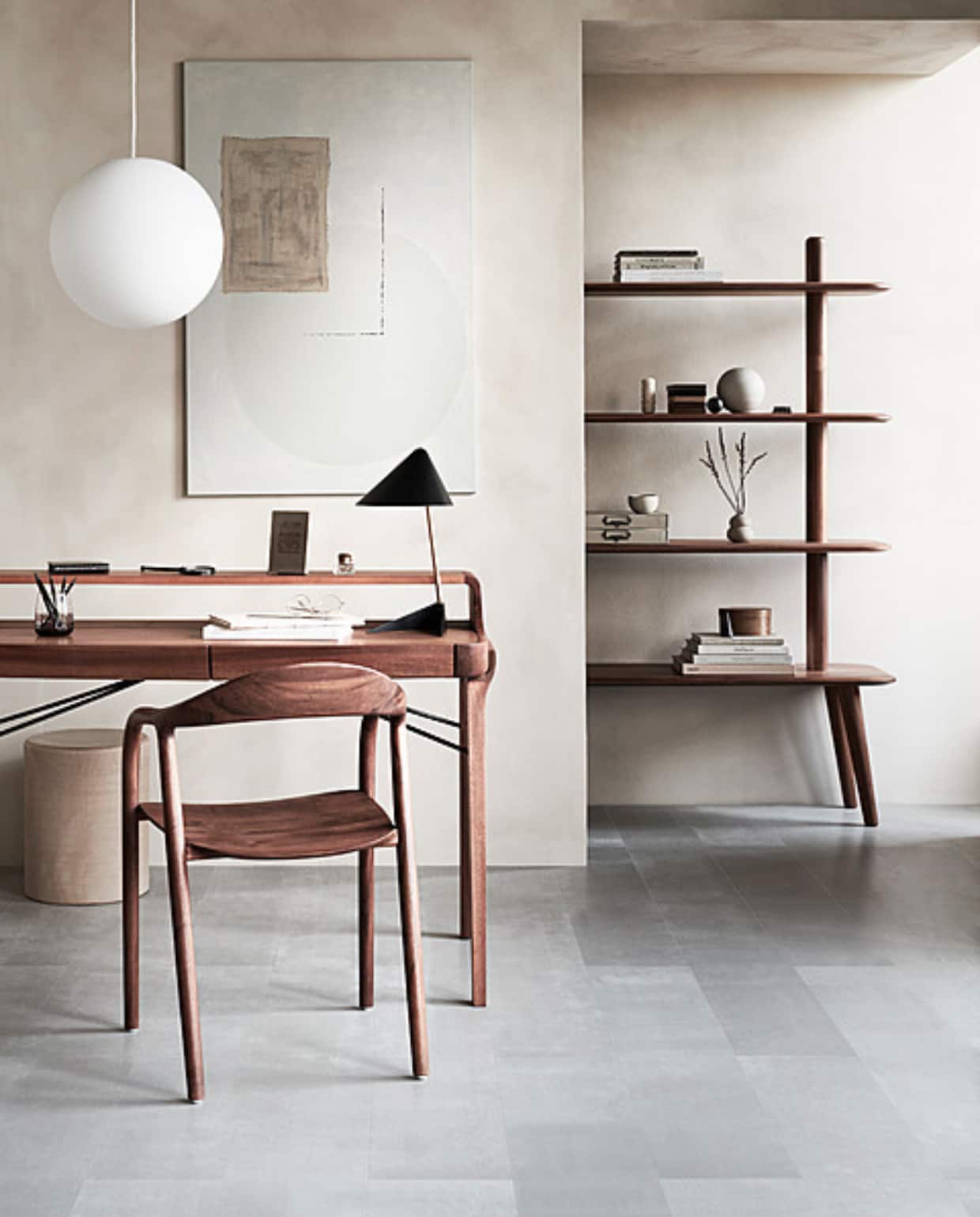 Laminaatvloer XL Pitch Beton, lamel 138x32,6x0,8 cm, met groef, per m² € 32,99.M.m.v. goeds.nl (bureau Picard en stoel Neva van Artisan, bureaulamp van Warm Nordic), demachinekamer.nl (kast Olger van Sav &amp; Okse), couleurlocale.eu (bijzettafel Pawn van Serax), vtwonen.nl/shop (hanglamp Luna van Design House Stockholm, grijs glas van vtwonen), zarahome.com (bol, opbergdoos, potloden, liniaal, kom), mooswillemsen.com (kunstwerk Tokyo No. 62), vestingh.nl (kalkverf Mushroom van Lab Paint). Overig privébezit. vtwonen 01-2024 | productie Tanja Saarberg | styling Kim van Rossenberg | fotografie Sjoerd Eickmans/Peggy Janssen