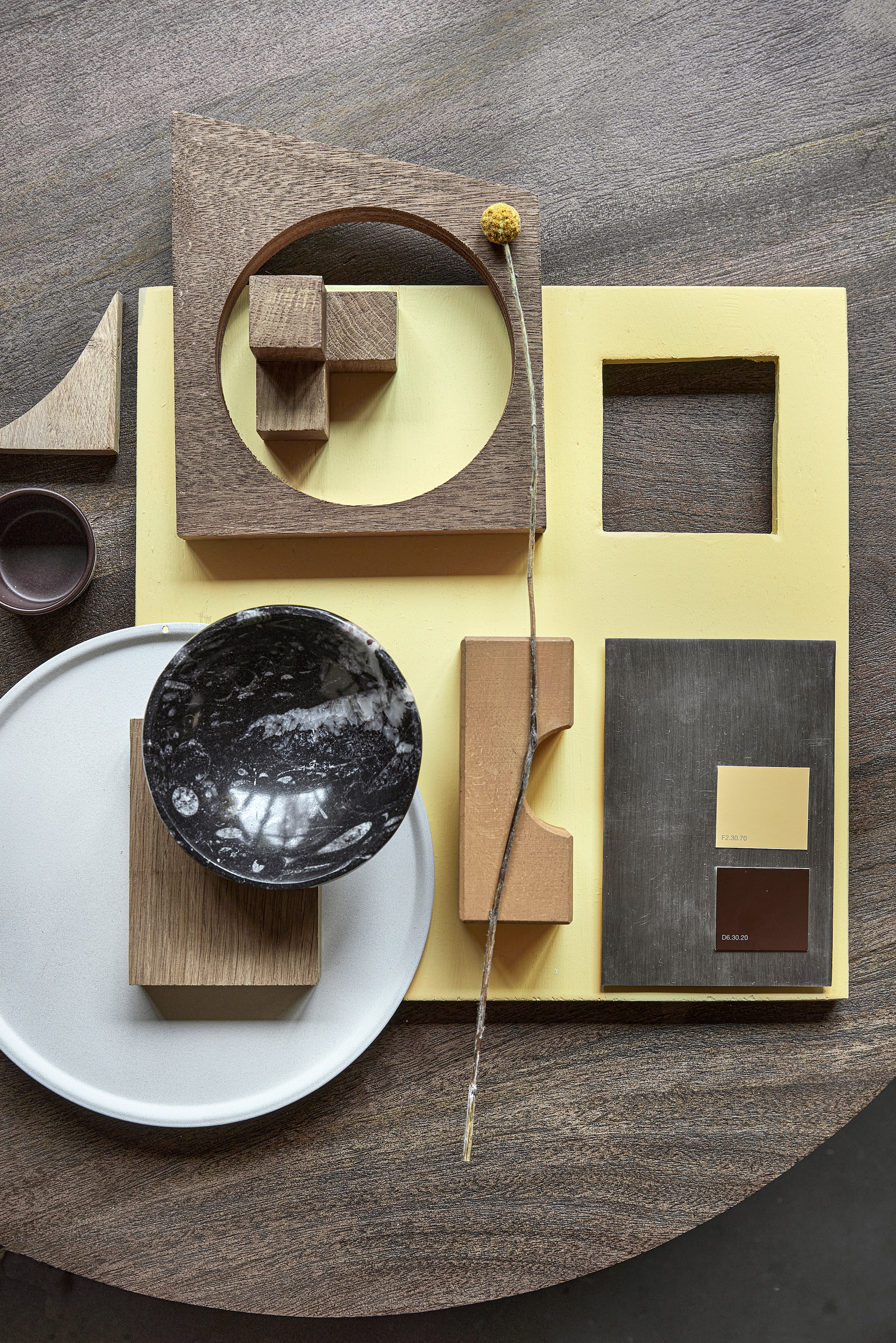 Mangohouten bijzettafel Helin € 886,- (nordal.com). Stalen kaarsenschotel Lindrande € 4,99 (ikea.nl). Overig privébezit. vtwonen 02-2024 | styling Sanne Ketelaar | fotografie Peggy Janssen
