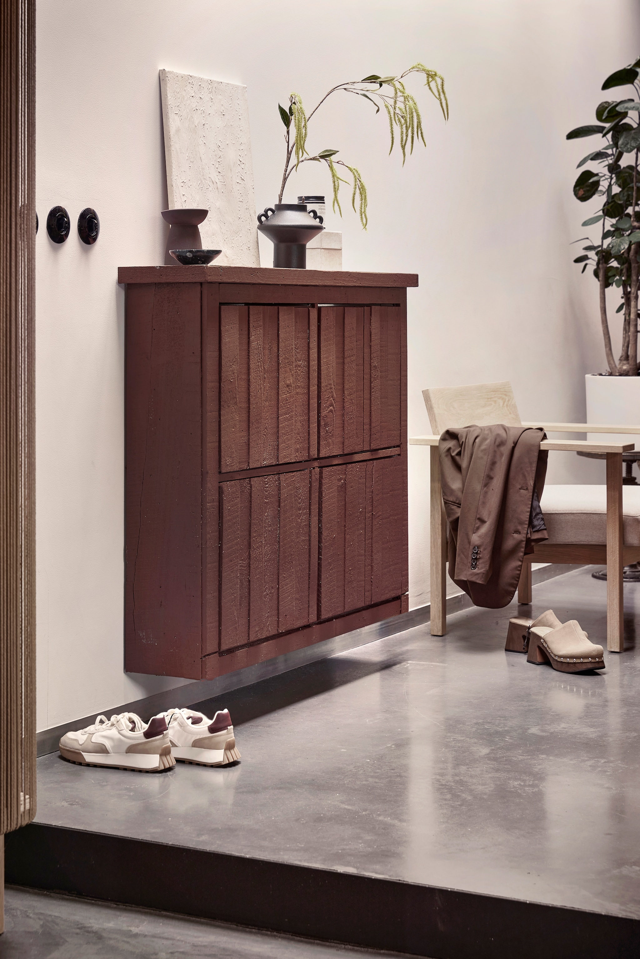 vtwonen 02-2024 | Styling Sanne Ketelaar | Fotografie Peggy Janssen Ikea-hack: bestaande Ikea-schoenekast gepimpt met houten latten en bruine beits.