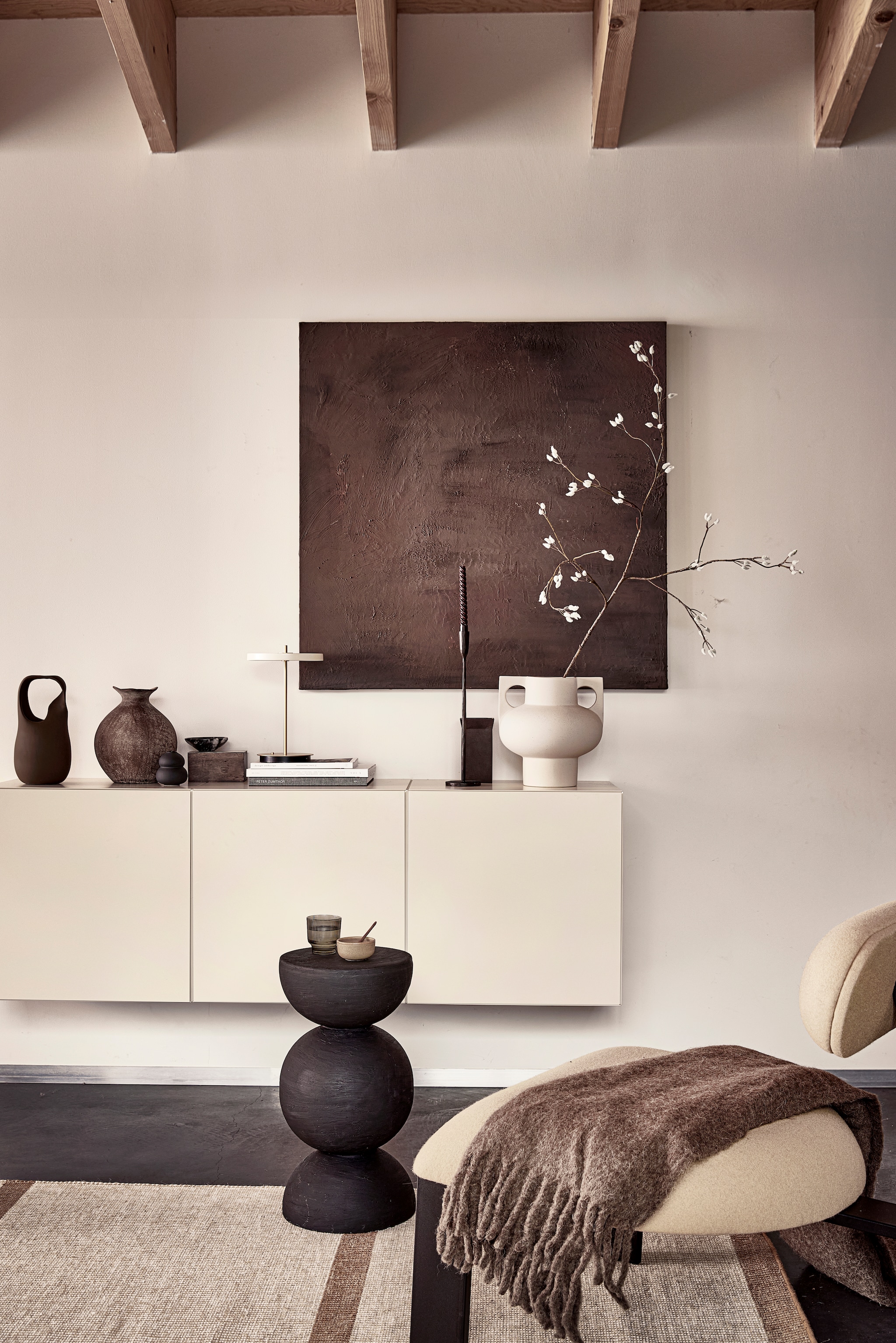 Bijzettafel gemaakt van bamboe serveerschalen Blanda Matt, 28 cm (Ø) € 19,99 (ikea.nl). Metalen tafellamp Asteria van Umage in Pearl white, oplaadbaar, 20x30,6 cm (Øxh) € 209,-, stenen vaas met gekrulde lus Nicita van Bloomingville € 54,90, vloerkleed Rapallo van Linie Design, wol en linnen, 140x170 cm € 795,- (vtwonen.nl/shop). Fauteuil Oblique in stof Davina 106, stalen onderstel, 65x90x81 cm (bxdxh) € 1489,- (studio-henk.nl). Bruine metalen vaas € 15,99, houten kist met metalen deksel € 17,99 (zarahome.com). Witte keramieken vaas € 39,99, wollen plaid, 130x170 cm € 119,- (hm.com). Overig privébezit. vtwonen 02-2024 | styling Sanne Ketelaar | fotografie Peggy Janssen