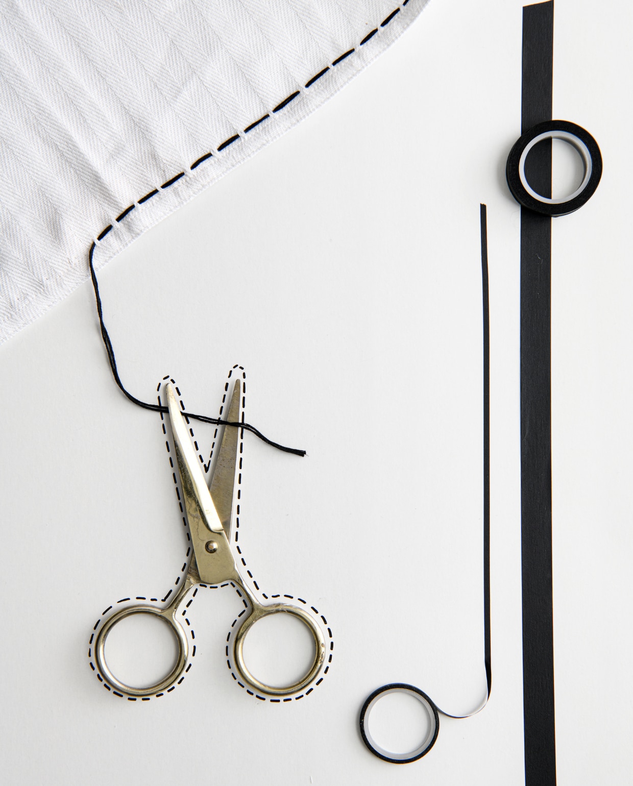 DIY: 3x zwart-witte touch op de tafel, stoel en deur vtwonen special DIY 08 2023 | productie Inside Homepage | styling Anja Bas Backer, Laura Gommans | fotografie Louis Lemaire
