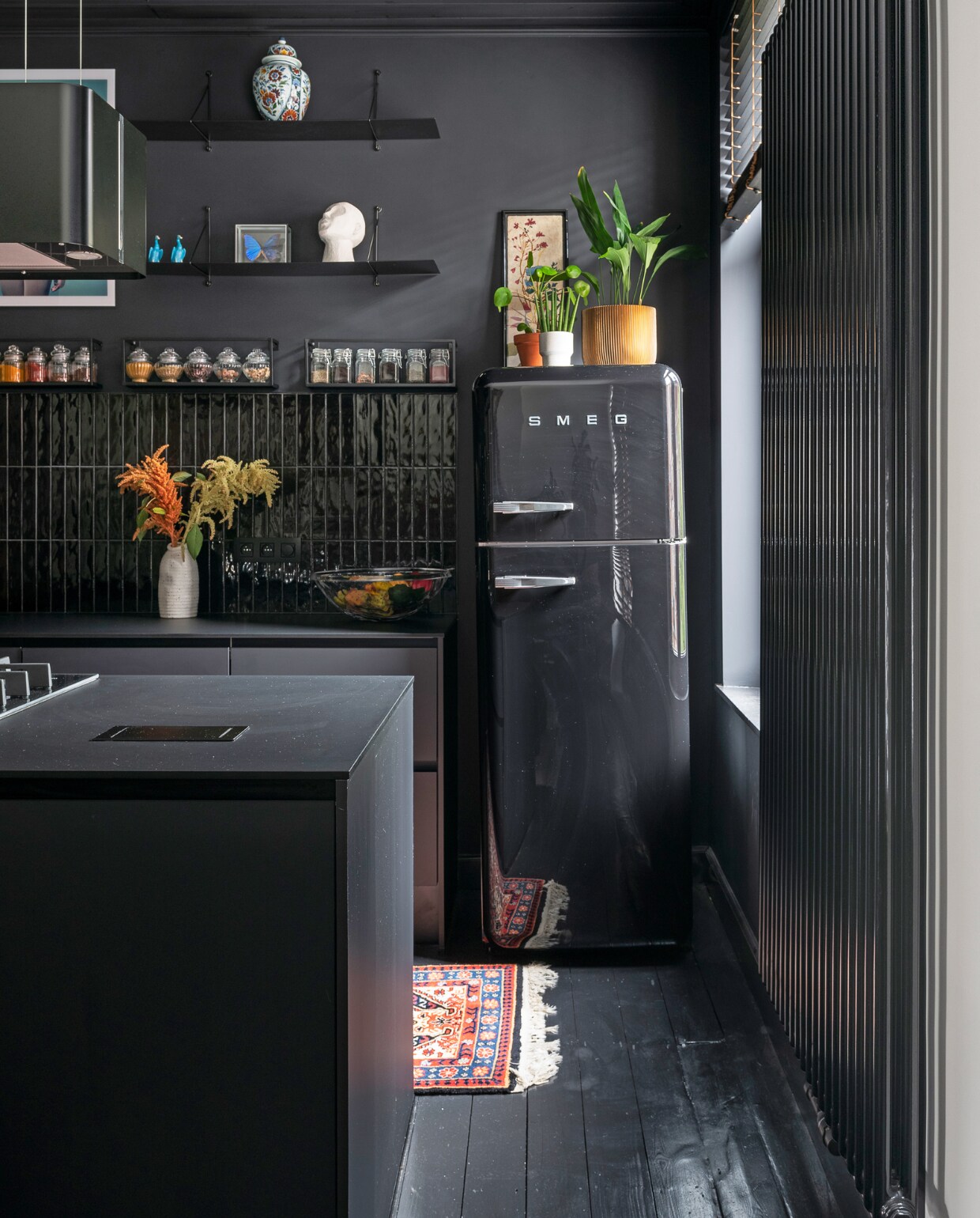 Keukenkasten Èggo, werkblad Bertrand, wandtegels Vernici van Sartoria, koelkast Smeg. Loper, planten- en kruidenpotten vintage. Lamellen Vedelux. Overig onbekend. vtwonen 121-2023 | styling Amélie Jacob | fotografie Jonah Samyn