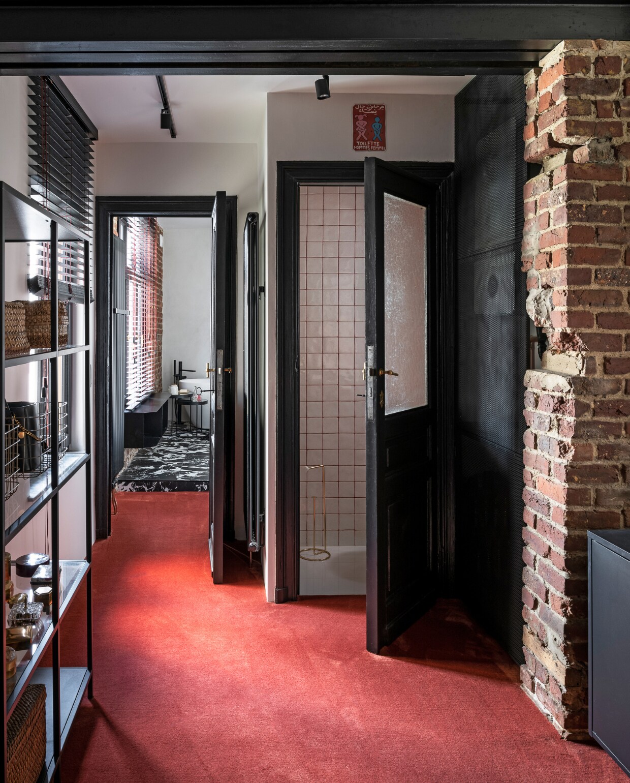 Wandkast zelfgemaakt, metalen manden Leen Bakker, rieten manden vintage. Vloerbedekking Rols Carpets, wandtegels Alcoceram. Vloertegels B&amp;W Marble, toiletrolhouder Made. Overig onbekend. vtwonen 121-2023 | styling Amélie Jacob | fotografie Jonah Samyn